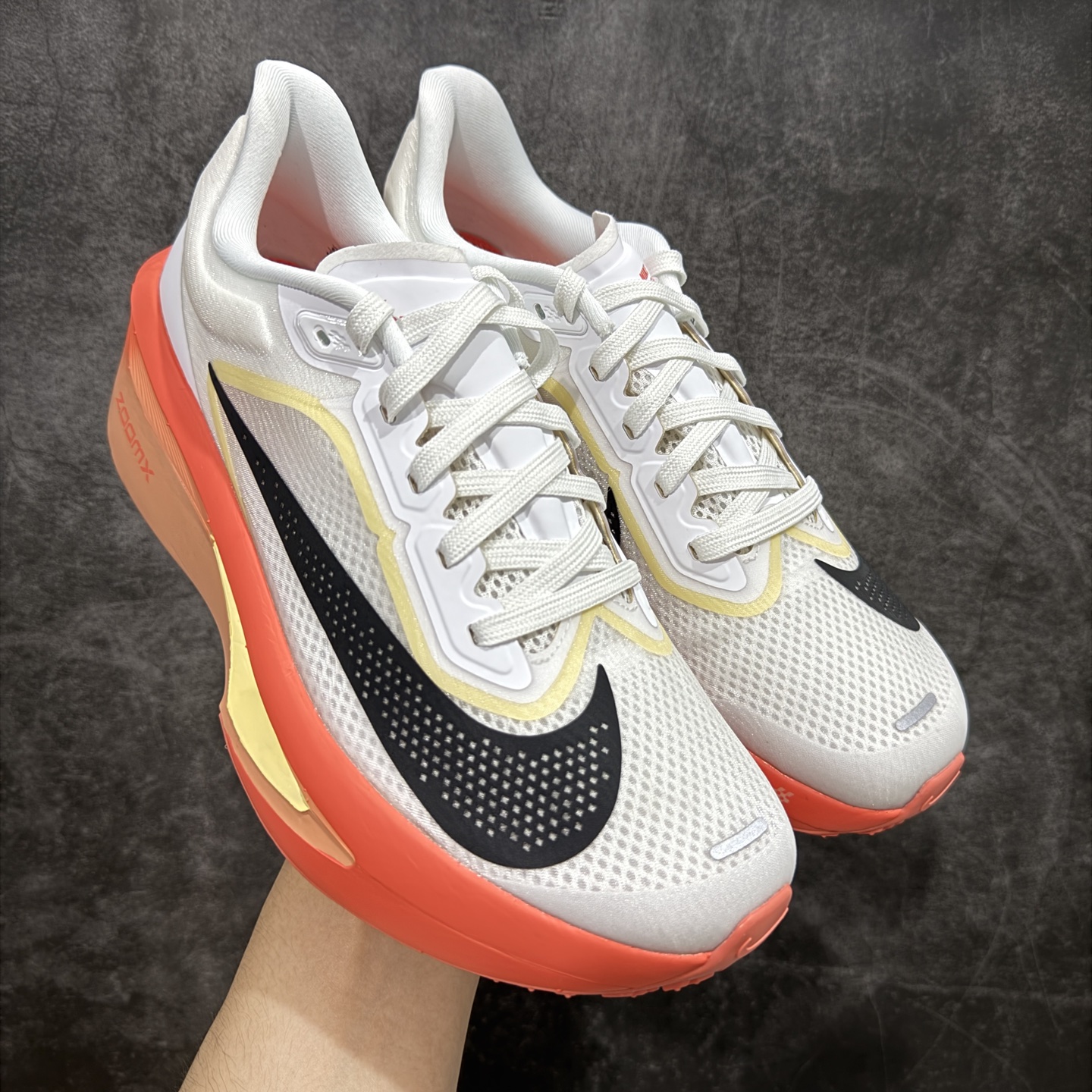 【XE纯原版】NK Zoom Fly 6 EK竞速飞行6代系列低帮轻质缓震透气休闲运动跑步鞋 IB6657-108 全新纯原版 超高清洁度做工 正确组合大底 内置抗扭片 完美版型 还原脚感 区别通货 健身跑步必备跑鞋💪🏻 NK旗下主打竞速训练的Zoom Fly 6突然官宣，让不少跑步玩家都激动万分。根据 Nike 的官方说法，鞋款由基普乔格亲自监制并测试，可以说是受到地球最强跑者肯定的一双鞋。近日，这双鞋迎来基普乔格专属配色，并释出了官图。灵感来自基普乔格在土地跑道训练的经历，中底造型旨在还原训练后尘土覆盖的感觉。外观方面，延续了超大 Swoosh 的标志性设计，中底充满棱角感与层次感。科技方面，搭载加量ZoomX 与 SR-02 泡绵及全掌型 FlyPlate 碳纤维板 尺码：39 40 40.5 41 42 42.5 43 44 44.5 45 46-选品中心