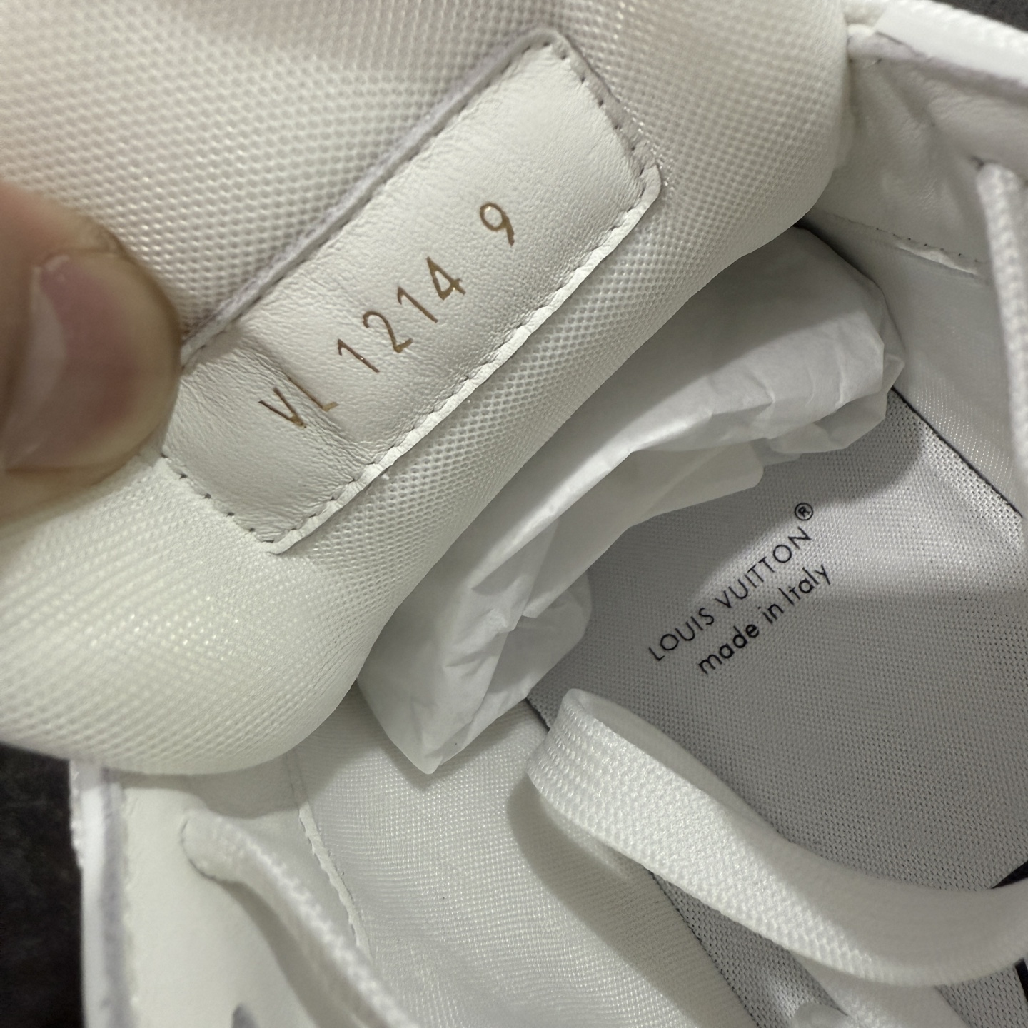 图片[8]-【佛山顶级超A版】Louis Vuitton LV Trainer系列 白色暗花 仓库现货 当天可取 私人订单 专柜混卖零售专供 所有配色均为购买原版复刻 整体版型 皮料 市场独一无二 后跟版型都可以自行对比[机智]吊打市场所有货 怒甩十条街，欢迎拿市场各大工厂的货来对比！ 鞋舌烫金超正 压印程度秒杀市面90%以上的高端货 新配色陆续开发出货 尺码：39-45-选品中心