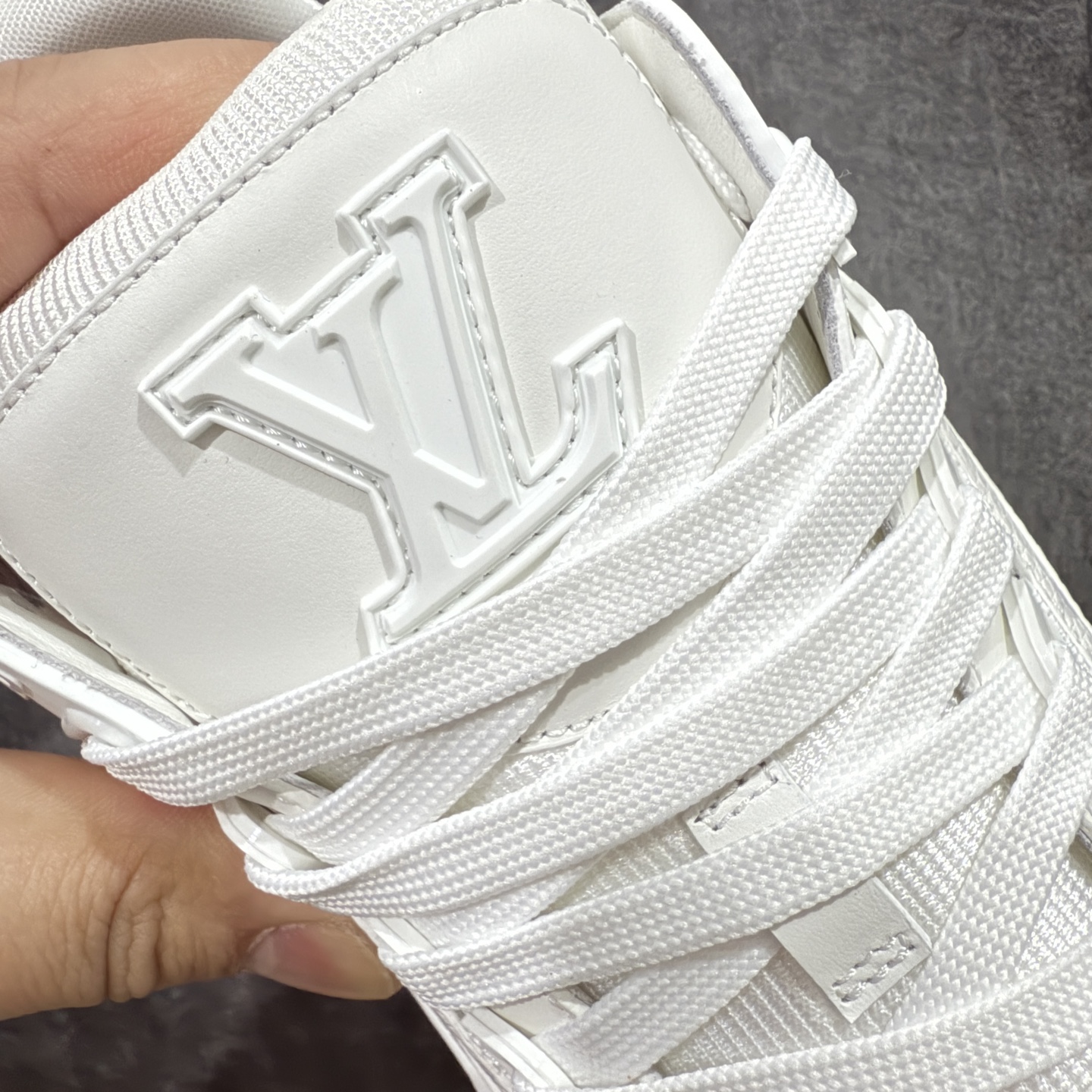 图片[7]-【佛山顶级超A版】Louis Vuitton LV Trainer系列 白色暗花 仓库现货 当天可取 私人订单 专柜混卖零售专供 所有配色均为购买原版复刻 整体版型 皮料 市场独一无二 后跟版型都可以自行对比[机智]吊打市场所有货 怒甩十条街，欢迎拿市场各大工厂的货来对比！ 鞋舌烫金超正 压印程度秒杀市面90%以上的高端货 新配色陆续开发出货 尺码：39-45-选品中心