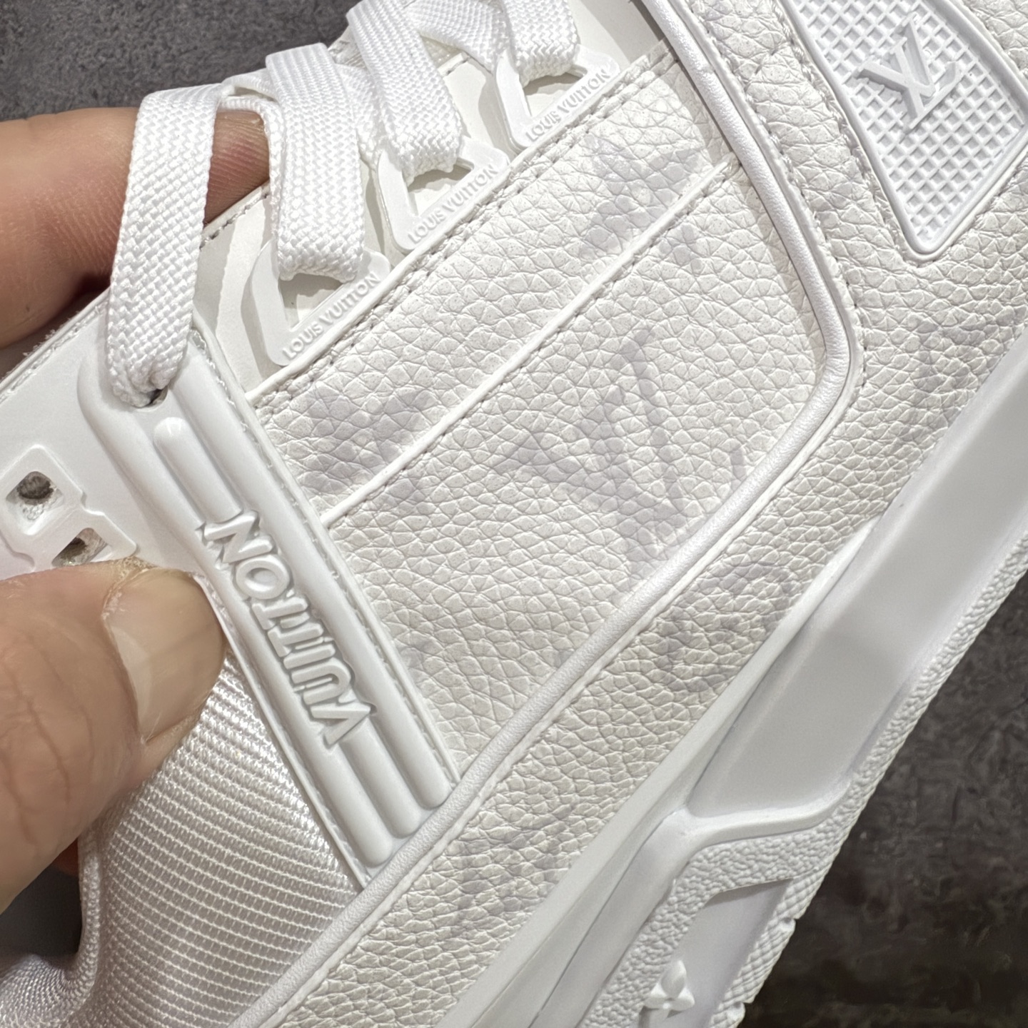 图片[4]-【佛山顶级超A版】Louis Vuitton LV Trainer系列 白色暗花 仓库现货 当天可取 私人订单 专柜混卖零售专供 所有配色均为购买原版复刻 整体版型 皮料 市场独一无二 后跟版型都可以自行对比[机智]吊打市场所有货 怒甩十条街，欢迎拿市场各大工厂的货来对比！ 鞋舌烫金超正 压印程度秒杀市面90%以上的高端货 新配色陆续开发出货 尺码：39-45-选品中心