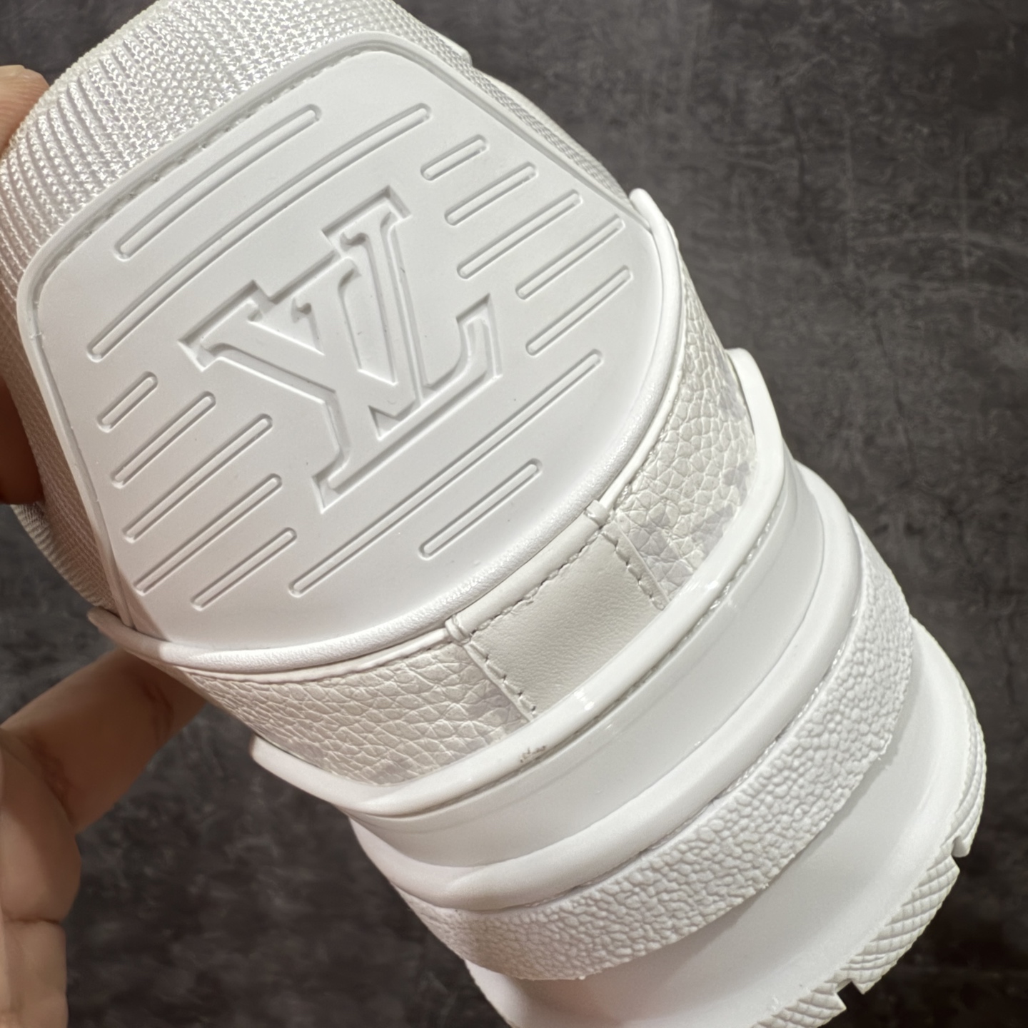 图片[2]-【佛山顶级超A版】Louis Vuitton LV Trainer系列 白色暗花 仓库现货 当天可取 私人订单 专柜混卖零售专供 所有配色均为购买原版复刻 整体版型 皮料 市场独一无二 后跟版型都可以自行对比[机智]吊打市场所有货 怒甩十条街，欢迎拿市场各大工厂的货来对比！ 鞋舌烫金超正 压印程度秒杀市面90%以上的高端货 新配色陆续开发出货 尺码：39-45-选品中心