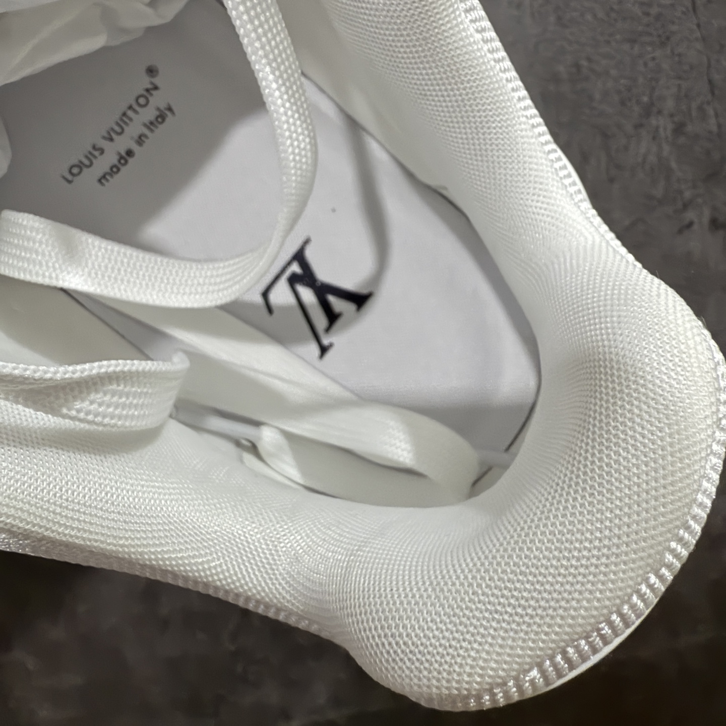 图片[9]-【佛山顶级超A版】Louis Vuitton LV Trainer系列 白色暗花 仓库现货 当天可取 私人订单 专柜混卖零售专供 所有配色均为购买原版复刻 整体版型 皮料 市场独一无二 后跟版型都可以自行对比[机智]吊打市场所有货 怒甩十条街，欢迎拿市场各大工厂的货来对比！ 鞋舌烫金超正 压印程度秒杀市面90%以上的高端货 新配色陆续开发出货 尺码：39-45-选品中心