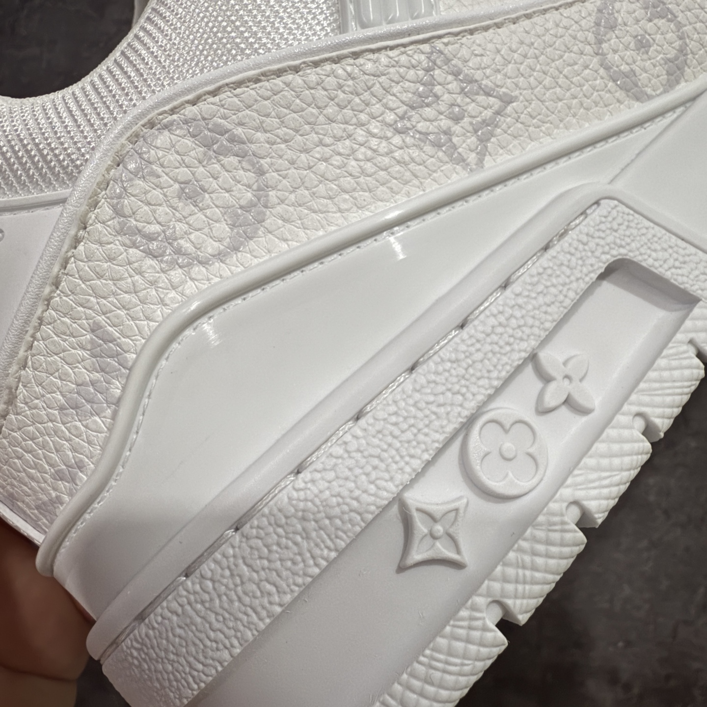 图片[3]-【佛山顶级超A版】Louis Vuitton LV Trainer系列 白色暗花 仓库现货 当天可取 私人订单 专柜混卖零售专供 所有配色均为购买原版复刻 整体版型 皮料 市场独一无二 后跟版型都可以自行对比[机智]吊打市场所有货 怒甩十条街，欢迎拿市场各大工厂的货来对比！ 鞋舌烫金超正 压印程度秒杀市面90%以上的高端货 新配色陆续开发出货 尺码：39-45-选品中心