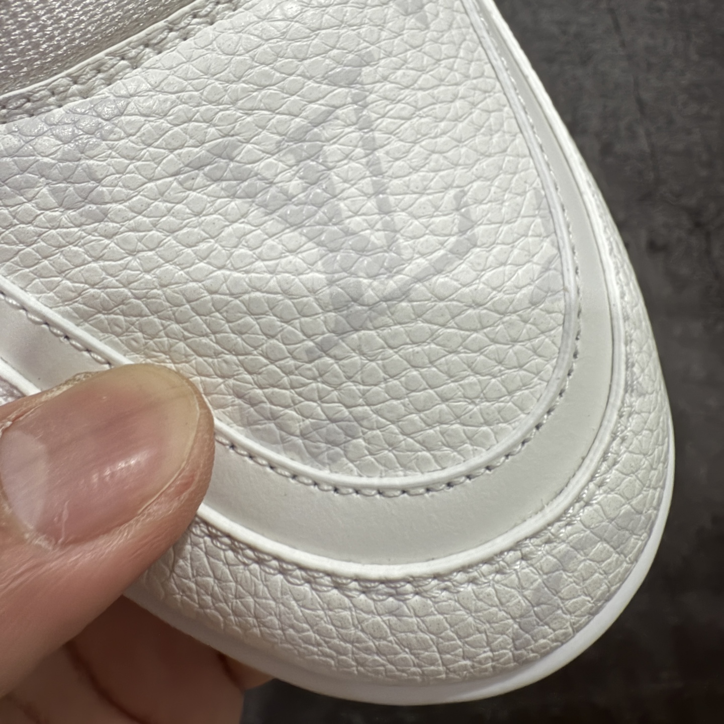 图片[6]-【佛山顶级超A版】Louis Vuitton LV Trainer系列 白色暗花 仓库现货 当天可取 私人订单 专柜混卖零售专供 所有配色均为购买原版复刻 整体版型 皮料 市场独一无二 后跟版型都可以自行对比[机智]吊打市场所有货 怒甩十条街，欢迎拿市场各大工厂的货来对比！ 鞋舌烫金超正 压印程度秒杀市面90%以上的高端货 新配色陆续开发出货 尺码：39-45-选品中心