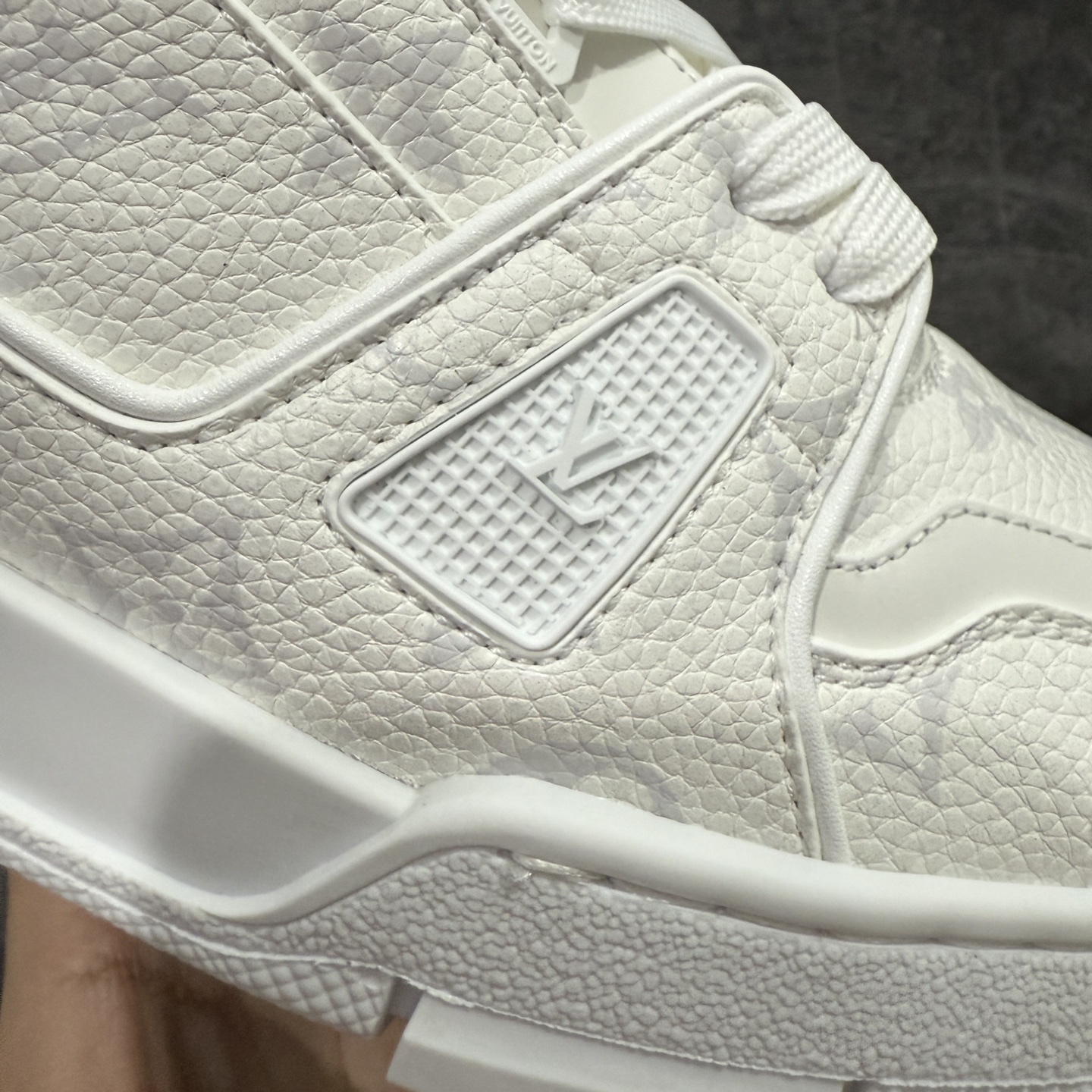 图片[5]-【佛山顶级超A版】Louis Vuitton LV Trainer系列 白色暗花 仓库现货 当天可取 私人订单 专柜混卖零售专供 所有配色均为购买原版复刻 整体版型 皮料 市场独一无二 后跟版型都可以自行对比[机智]吊打市场所有货 怒甩十条街，欢迎拿市场各大工厂的货来对比！ 鞋舌烫金超正 压印程度秒杀市面90%以上的高端货 新配色陆续开发出货 尺码：39-45-选品中心