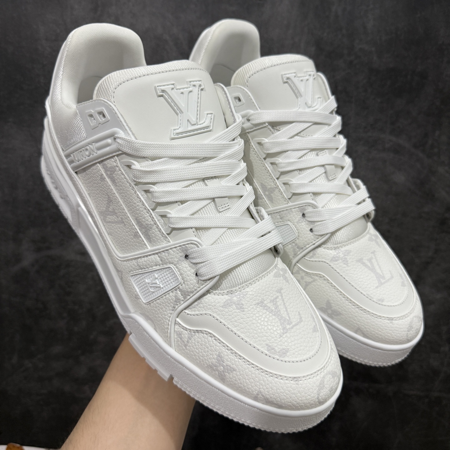 【佛山顶级超A版】Louis Vuitton LV Trainer系列 白色暗花 仓库现货 当天可取 私人订单 专柜混卖零售专供 所有配色均为购买原版复刻 整体版型 皮料 市场独一无二 后跟版型都可以自行对比[机智]吊打市场所有货 怒甩十条街，欢迎拿市场各大工厂的货来对比！ 鞋舌烫金超正 压印程度秒杀市面90%以上的高端货 新配色陆续开发出货 尺码：39-45-选品中心