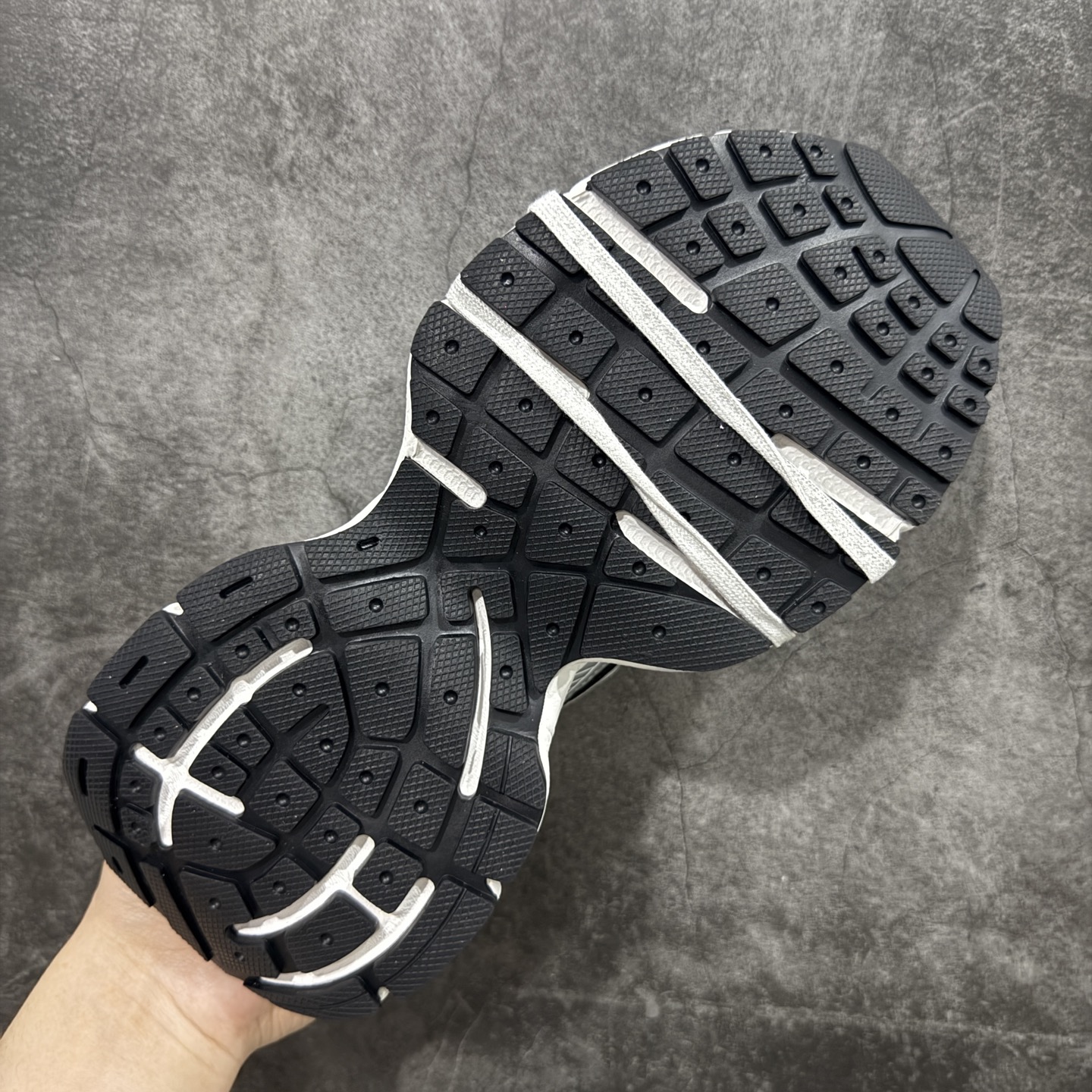 图片[9]-【TG性价比】BALENCIAGA 3XL Sneakers 巴黎世家十代网布系带低帮走秀复古老爹鞋 市场中端王者 欢迎对比 实力大厂成熟流水线出品 品控完美 免检产品 新配色陆续开发 全套原纸板楦头开发 完美版型 鞋头边缘和后帮徽标 鞋面和后跟凸印尺码 鞋舌 3XL 橡胶品牌标识和反光细节 鞋帮拉袢和鞋舌拉祥 配反光细节 备用鞋带在鞋履前侧 可在穿着前取下 便于不同造型搭配 注意运费超重 偏大一码 尺码：35 36 37 38 39 40 41 42 43 44 45 46-选品中心