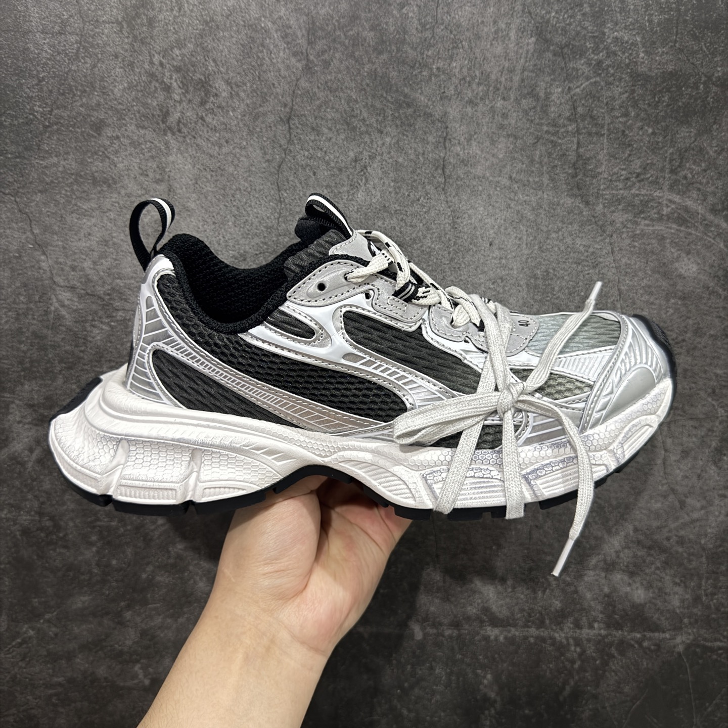 【TG性价比】BALENCIAGA 3XL Sneakers 巴黎世家十代网布系带低帮走秀复古老爹鞋 市场中端王者 欢迎对比 实力大厂成熟流水线出品 品控完美 免检产品 新配色陆续开发 全套原纸板楦头开发 完美版型 鞋头边缘和后帮徽标 鞋面和后跟凸印尺码 鞋舌 3XL 橡胶品牌标识和反光细节 鞋帮拉袢和鞋舌拉祥 配反光细节 备用鞋带在鞋履前侧 可在穿着前取下 便于不同造型搭配 注意运费超重 偏大一码 尺码:35 36 37 38 39 40 41 42 43 44 45 46-选品中心