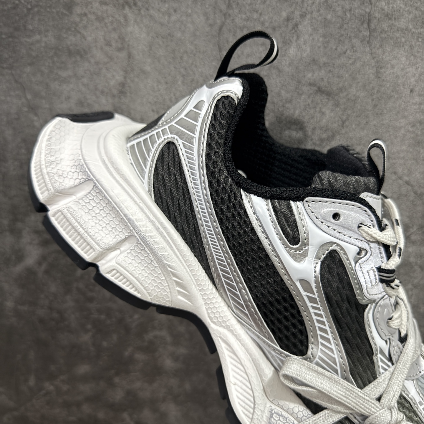 图片[7]-【TG性价比】BALENCIAGA 3XL Sneakers 巴黎世家十代网布系带低帮走秀复古老爹鞋 市场中端王者 欢迎对比 实力大厂成熟流水线出品 品控完美 免检产品 新配色陆续开发 全套原纸板楦头开发 完美版型 鞋头边缘和后帮徽标 鞋面和后跟凸印尺码 鞋舌 3XL 橡胶品牌标识和反光细节 鞋帮拉袢和鞋舌拉祥 配反光细节 备用鞋带在鞋履前侧 可在穿着前取下 便于不同造型搭配 注意运费超重 偏大一码 尺码：35 36 37 38 39 40 41 42 43 44 45 46-选品中心