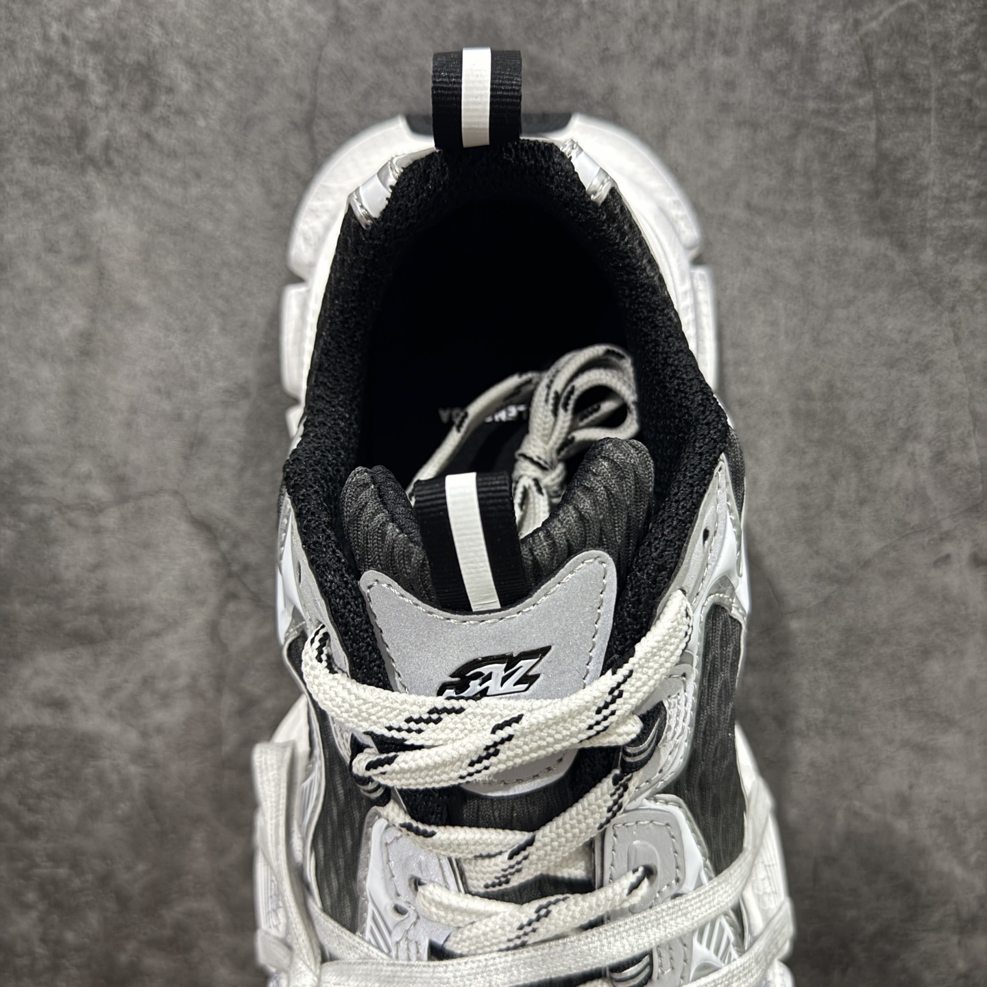 图片[8]-【TG性价比】BALENCIAGA 3XL Sneakers 巴黎世家十代网布系带低帮走秀复古老爹鞋 市场中端王者 欢迎对比 实力大厂成熟流水线出品 品控完美 免检产品 新配色陆续开发 全套原纸板楦头开发 完美版型 鞋头边缘和后帮徽标 鞋面和后跟凸印尺码 鞋舌 3XL 橡胶品牌标识和反光细节 鞋帮拉袢和鞋舌拉祥 配反光细节 备用鞋带在鞋履前侧 可在穿着前取下 便于不同造型搭配 注意运费超重 偏大一码 尺码：35 36 37 38 39 40 41 42 43 44 45 46-选品中心