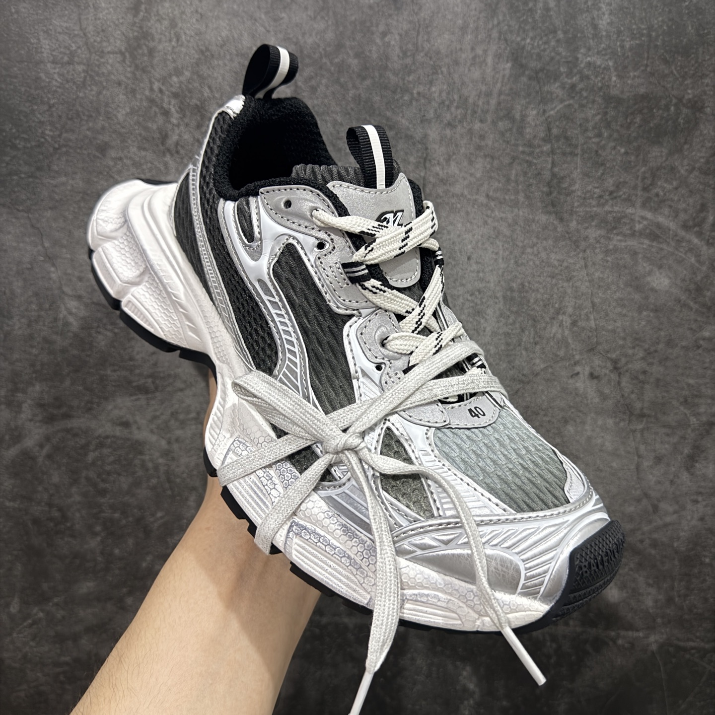图片[3]-【TG性价比】BALENCIAGA 3XL Sneakers 巴黎世家十代网布系带低帮走秀复古老爹鞋 市场中端王者 欢迎对比 实力大厂成熟流水线出品 品控完美 免检产品 新配色陆续开发 全套原纸板楦头开发 完美版型 鞋头边缘和后帮徽标 鞋面和后跟凸印尺码 鞋舌 3XL 橡胶品牌标识和反光细节 鞋帮拉袢和鞋舌拉祥 配反光细节 备用鞋带在鞋履前侧 可在穿着前取下 便于不同造型搭配 注意运费超重 偏大一码 尺码：35 36 37 38 39 40 41 42 43 44 45 46-选品中心