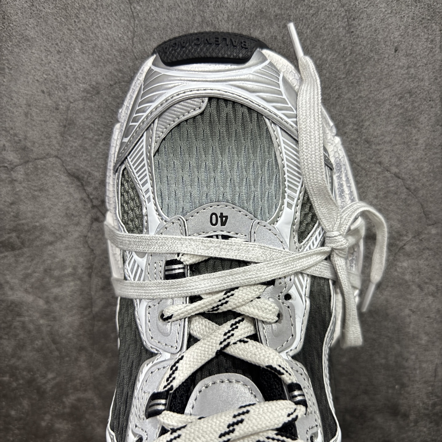 图片[5]-【TG性价比】BALENCIAGA 3XL Sneakers 巴黎世家十代网布系带低帮走秀复古老爹鞋 市场中端王者 欢迎对比 实力大厂成熟流水线出品 品控完美 免检产品 新配色陆续开发 全套原纸板楦头开发 完美版型 鞋头边缘和后帮徽标 鞋面和后跟凸印尺码 鞋舌 3XL 橡胶品牌标识和反光细节 鞋帮拉袢和鞋舌拉祥 配反光细节 备用鞋带在鞋履前侧 可在穿着前取下 便于不同造型搭配 注意运费超重 偏大一码 尺码：35 36 37 38 39 40 41 42 43 44 45 46-选品中心