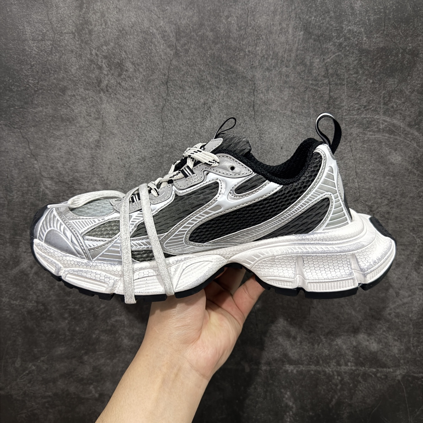 图片[2]-【TG性价比】BALENCIAGA 3XL Sneakers 巴黎世家十代网布系带低帮走秀复古老爹鞋 市场中端王者 欢迎对比 实力大厂成熟流水线出品 品控完美 免检产品 新配色陆续开发 全套原纸板楦头开发 完美版型 鞋头边缘和后帮徽标 鞋面和后跟凸印尺码 鞋舌 3XL 橡胶品牌标识和反光细节 鞋帮拉袢和鞋舌拉祥 配反光细节 备用鞋带在鞋履前侧 可在穿着前取下 便于不同造型搭配 注意运费超重 偏大一码 尺码：35 36 37 38 39 40 41 42 43 44 45 46-选品中心
