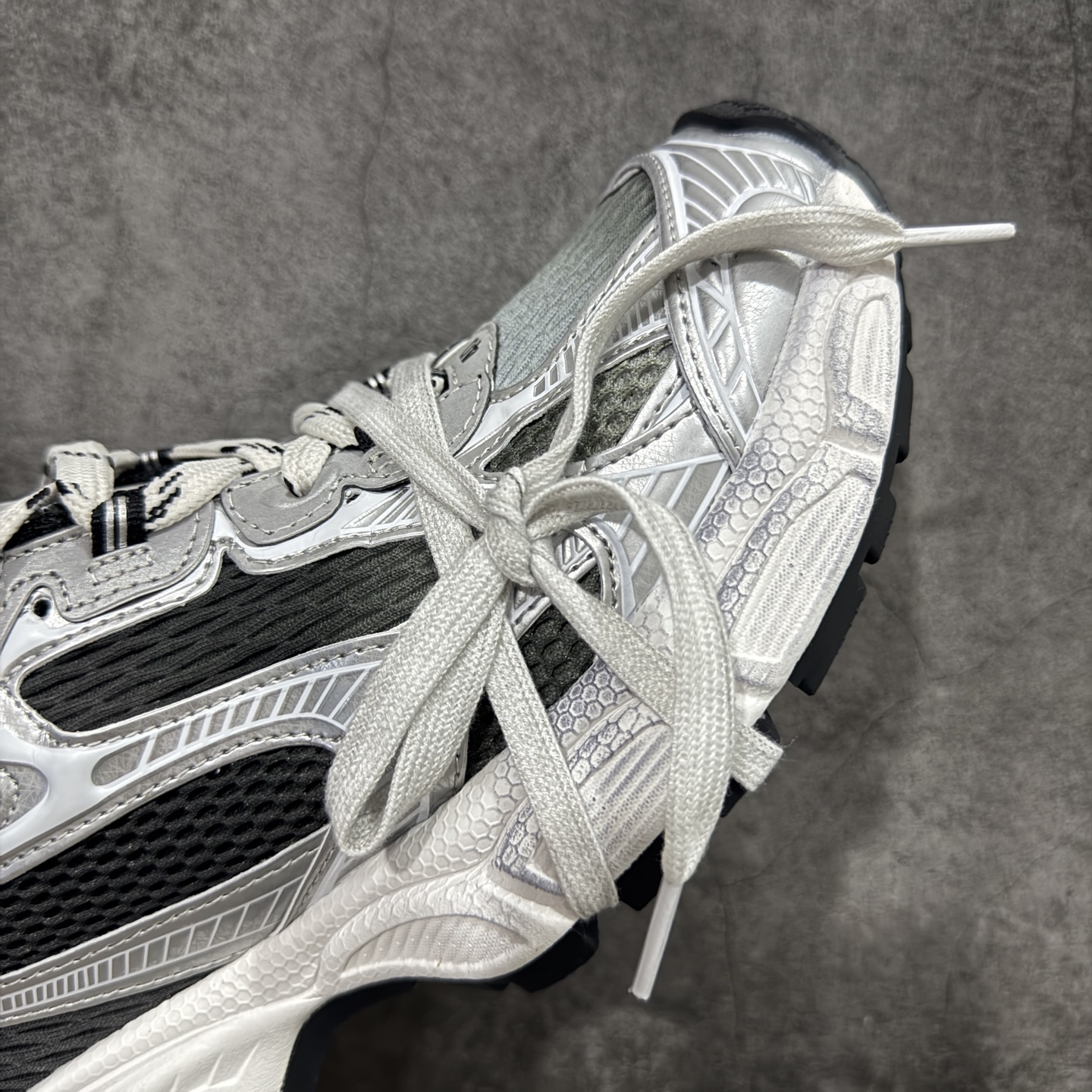 图片[6]-【TG性价比】BALENCIAGA 3XL Sneakers 巴黎世家十代网布系带低帮走秀复古老爹鞋 市场中端王者 欢迎对比 实力大厂成熟流水线出品 品控完美 免检产品 新配色陆续开发 全套原纸板楦头开发 完美版型 鞋头边缘和后帮徽标 鞋面和后跟凸印尺码 鞋舌 3XL 橡胶品牌标识和反光细节 鞋帮拉袢和鞋舌拉祥 配反光细节 备用鞋带在鞋履前侧 可在穿着前取下 便于不同造型搭配 注意运费超重 偏大一码 尺码：35 36 37 38 39 40 41 42 43 44 45 46-选品中心