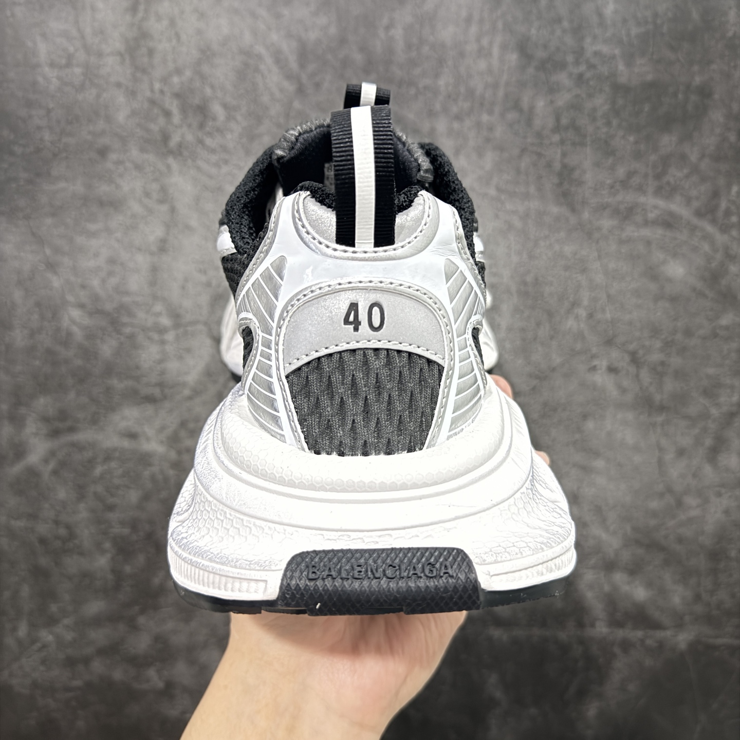 图片[4]-【TG性价比】BALENCIAGA 3XL Sneakers 巴黎世家十代网布系带低帮走秀复古老爹鞋 市场中端王者 欢迎对比 实力大厂成熟流水线出品 品控完美 免检产品 新配色陆续开发 全套原纸板楦头开发 完美版型 鞋头边缘和后帮徽标 鞋面和后跟凸印尺码 鞋舌 3XL 橡胶品牌标识和反光细节 鞋帮拉袢和鞋舌拉祥 配反光细节 备用鞋带在鞋履前侧 可在穿着前取下 便于不同造型搭配 注意运费超重 偏大一码 尺码：35 36 37 38 39 40 41 42 43 44 45 46-选品中心