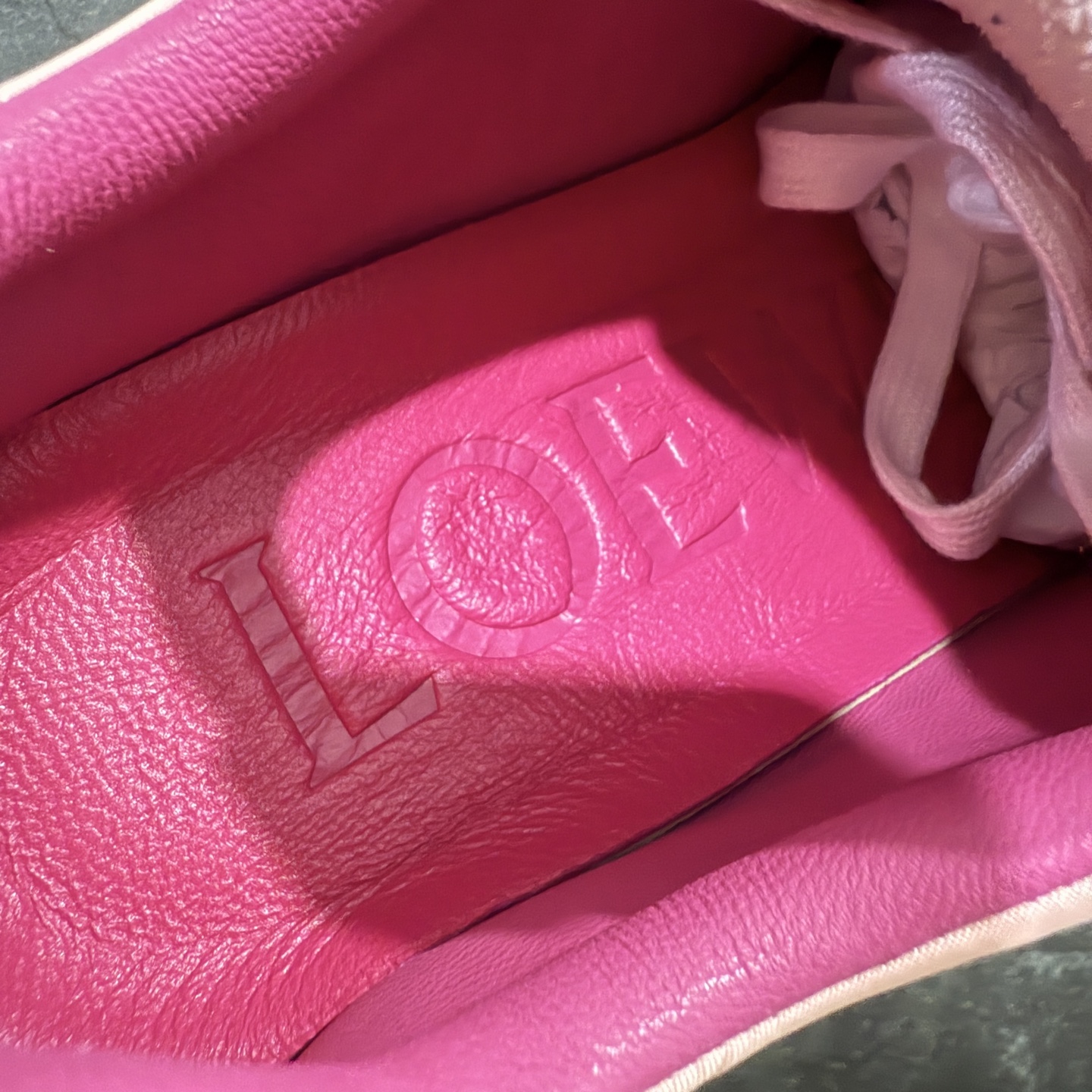 图片[8]-【海淘代购版】罗意威LOEWE 2025 | Ballet Runner2.0 新款芭蕾舞鞋 目前市场最优品质 细节完美 裁边清洁度超高 无毛边 代购专供品质 原版私模大底 版型和材质均1比1完美复刻 内里全包头层小羊皮 作为LOEWE的标志性设计 超柔软，轻便且灵活的鞋底，新的波浪纹理橡胶外底，延伸至鞋头，升级的柔软皮革内衬和鞋床，提供最大舒适感，后跟有3D注塑橡胶徽标，真皮和皮料混搭彰显复古风格 内增高拼色德训鞋 阿甘鞋 小白鞋 拼色拼接鞋面 非常高级隐藏式小内增高 脚后跟设计新颖 柔软舒适 会被评为年度最舒适的暴走鞋 如履平地 原版细节 鞋面由进口麂皮 牛皮 原版布拼接 牛皮垫脚 原版定制磨具组合大底 原盒包装 ms内娱明星杨幂等众多同款上脚 小红书 一系列素材图 极具爆款。 尺码 35-40-选品中心