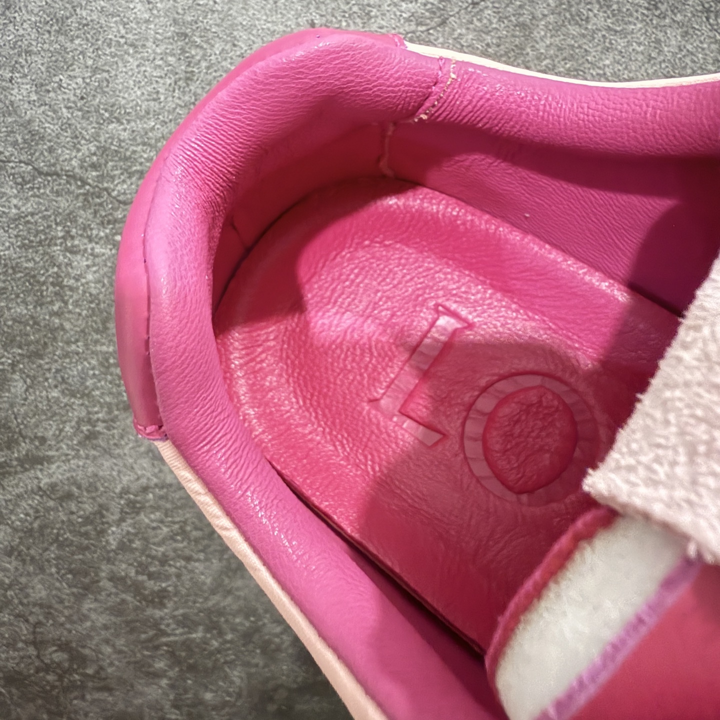 图片[7]-【海淘代购版】罗意威LOEWE 2025 | Ballet Runner2.0 新款芭蕾舞鞋 目前市场最优品质 细节完美 裁边清洁度超高 无毛边 代购专供品质 原版私模大底 版型和材质均1比1完美复刻 内里全包头层小羊皮 作为LOEWE的标志性设计 超柔软，轻便且灵活的鞋底，新的波浪纹理橡胶外底，延伸至鞋头，升级的柔软皮革内衬和鞋床，提供最大舒适感，后跟有3D注塑橡胶徽标，真皮和皮料混搭彰显复古风格 内增高拼色德训鞋 阿甘鞋 小白鞋 拼色拼接鞋面 非常高级隐藏式小内增高 脚后跟设计新颖 柔软舒适 会被评为年度最舒适的暴走鞋 如履平地 原版细节 鞋面由进口麂皮 牛皮 原版布拼接 牛皮垫脚 原版定制磨具组合大底 原盒包装 ms内娱明星杨幂等众多同款上脚 小红书 一系列素材图 极具爆款。 尺码 35-40-选品中心