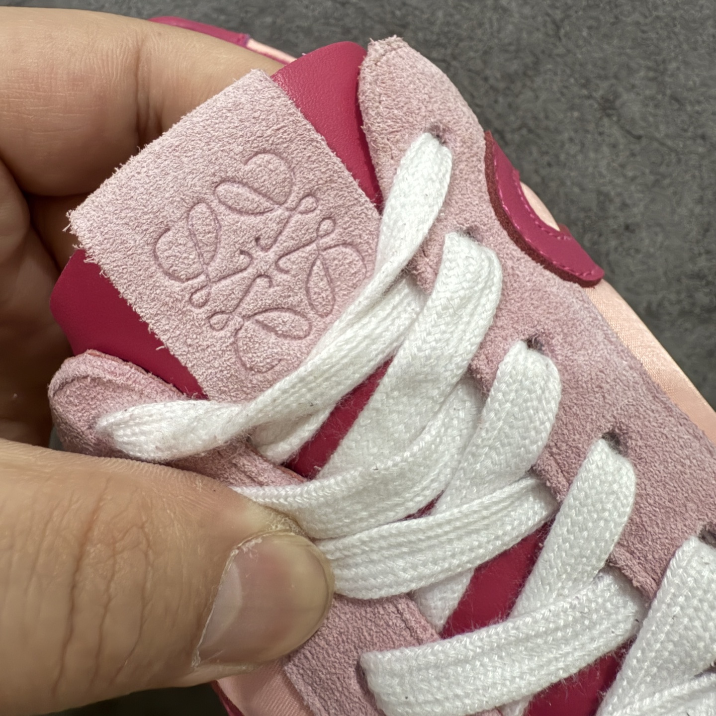 图片[5]-【海淘代购版】罗意威LOEWE 2025 | Ballet Runner2.0 新款芭蕾舞鞋 目前市场最优品质 细节完美 裁边清洁度超高 无毛边 代购专供品质 原版私模大底 版型和材质均1比1完美复刻 内里全包头层小羊皮 作为LOEWE的标志性设计 超柔软，轻便且灵活的鞋底，新的波浪纹理橡胶外底，延伸至鞋头，升级的柔软皮革内衬和鞋床，提供最大舒适感，后跟有3D注塑橡胶徽标，真皮和皮料混搭彰显复古风格 内增高拼色德训鞋 阿甘鞋 小白鞋 拼色拼接鞋面 非常高级隐藏式小内增高 脚后跟设计新颖 柔软舒适 会被评为年度最舒适的暴走鞋 如履平地 原版细节 鞋面由进口麂皮 牛皮 原版布拼接 牛皮垫脚 原版定制磨具组合大底 原盒包装 ms内娱明星杨幂等众多同款上脚 小红书 一系列素材图 极具爆款。 尺码 35-40-选品中心