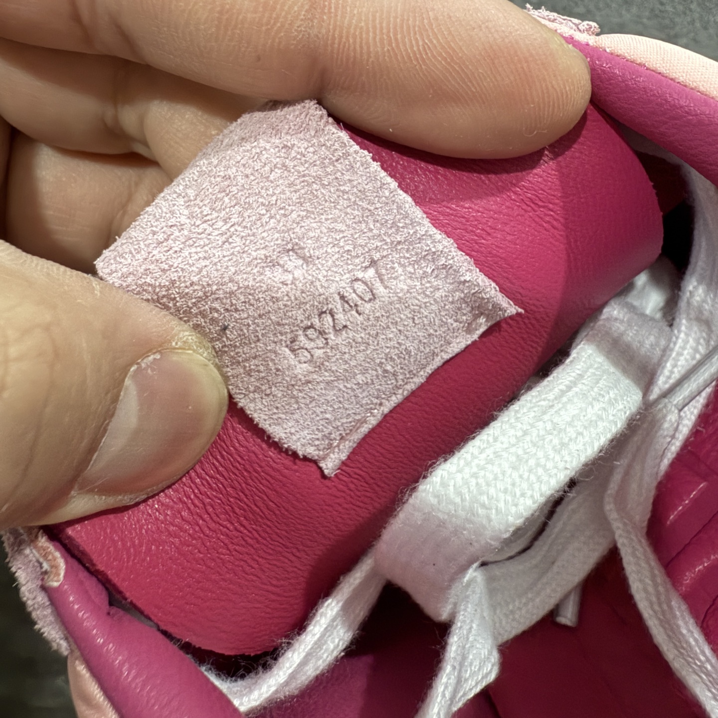 图片[6]-【海淘代购版】罗意威LOEWE 2025 | Ballet Runner2.0 新款芭蕾舞鞋 目前市场最优品质 细节完美 裁边清洁度超高 无毛边 代购专供品质 原版私模大底 版型和材质均1比1完美复刻 内里全包头层小羊皮 作为LOEWE的标志性设计 超柔软，轻便且灵活的鞋底，新的波浪纹理橡胶外底，延伸至鞋头，升级的柔软皮革内衬和鞋床，提供最大舒适感，后跟有3D注塑橡胶徽标，真皮和皮料混搭彰显复古风格 内增高拼色德训鞋 阿甘鞋 小白鞋 拼色拼接鞋面 非常高级隐藏式小内增高 脚后跟设计新颖 柔软舒适 会被评为年度最舒适的暴走鞋 如履平地 原版细节 鞋面由进口麂皮 牛皮 原版布拼接 牛皮垫脚 原版定制磨具组合大底 原盒包装 ms内娱明星杨幂等众多同款上脚 小红书 一系列素材图 极具爆款。 尺码 35-40-选品中心