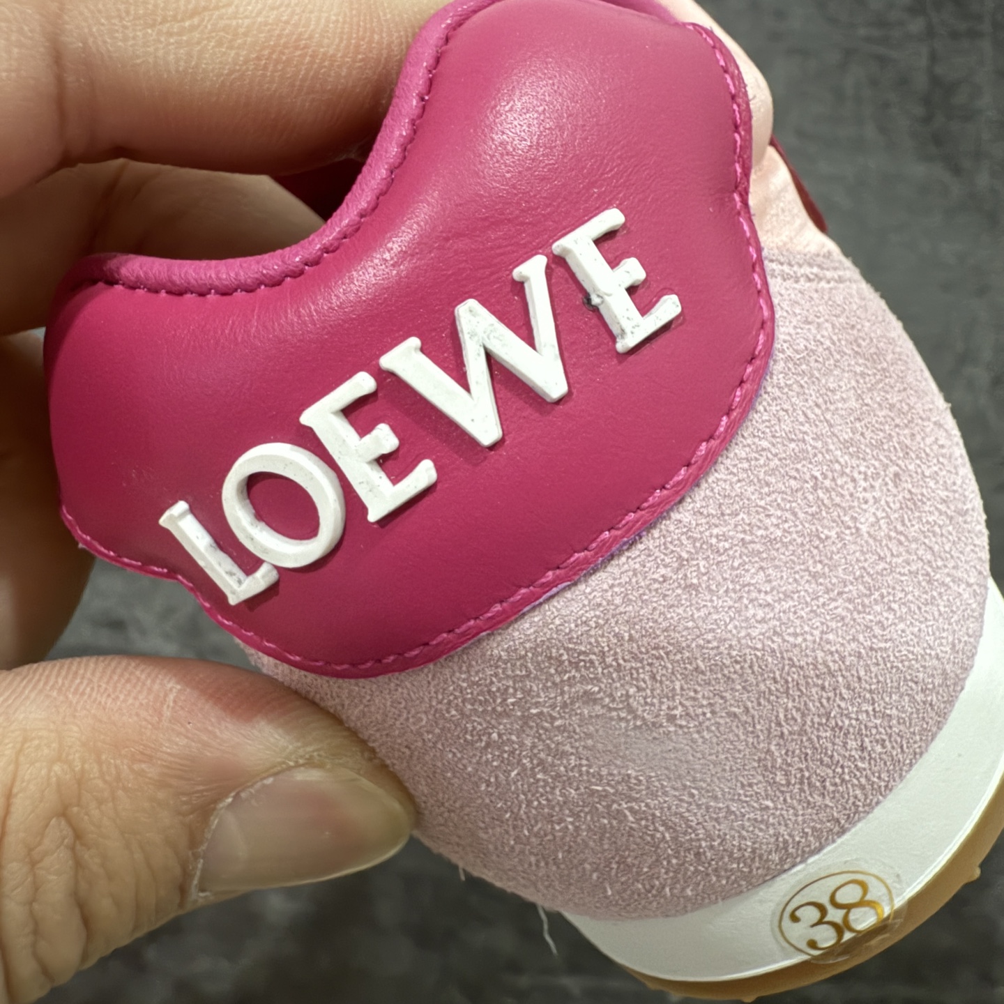 图片[2]-【海淘代购版】罗意威LOEWE 2025 | Ballet Runner2.0 新款芭蕾舞鞋 目前市场最优品质 细节完美 裁边清洁度超高 无毛边 代购专供品质 原版私模大底 版型和材质均1比1完美复刻 内里全包头层小羊皮 作为LOEWE的标志性设计 超柔软，轻便且灵活的鞋底，新的波浪纹理橡胶外底，延伸至鞋头，升级的柔软皮革内衬和鞋床，提供最大舒适感，后跟有3D注塑橡胶徽标，真皮和皮料混搭彰显复古风格 内增高拼色德训鞋 阿甘鞋 小白鞋 拼色拼接鞋面 非常高级隐藏式小内增高 脚后跟设计新颖 柔软舒适 会被评为年度最舒适的暴走鞋 如履平地 原版细节 鞋面由进口麂皮 牛皮 原版布拼接 牛皮垫脚 原版定制磨具组合大底 原盒包装 ms内娱明星杨幂等众多同款上脚 小红书 一系列素材图 极具爆款。 尺码 35-40-选品中心