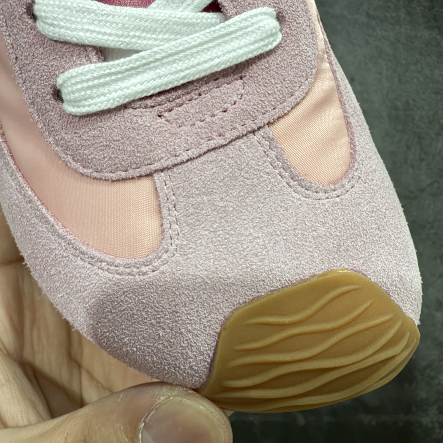 图片[4]-【海淘代购版】罗意威LOEWE 2025 | Ballet Runner2.0 新款芭蕾舞鞋 目前市场最优品质 细节完美 裁边清洁度超高 无毛边 代购专供品质 原版私模大底 版型和材质均1比1完美复刻 内里全包头层小羊皮 作为LOEWE的标志性设计 超柔软，轻便且灵活的鞋底，新的波浪纹理橡胶外底，延伸至鞋头，升级的柔软皮革内衬和鞋床，提供最大舒适感，后跟有3D注塑橡胶徽标，真皮和皮料混搭彰显复古风格 内增高拼色德训鞋 阿甘鞋 小白鞋 拼色拼接鞋面 非常高级隐藏式小内增高 脚后跟设计新颖 柔软舒适 会被评为年度最舒适的暴走鞋 如履平地 原版细节 鞋面由进口麂皮 牛皮 原版布拼接 牛皮垫脚 原版定制磨具组合大底 原盒包装 ms内娱明星杨幂等众多同款上脚 小红书 一系列素材图 极具爆款。 尺码 35-40-选品中心