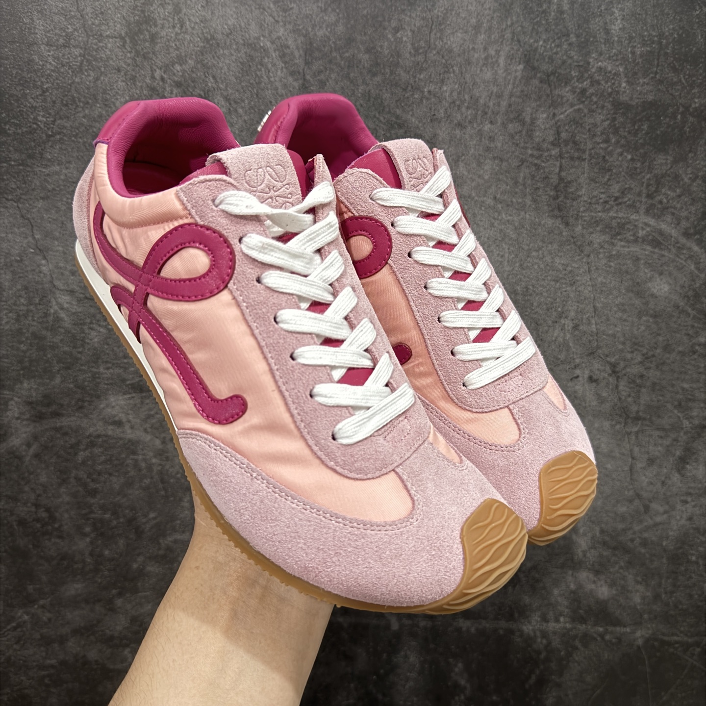 【海淘代购版】罗意威LOEWE 2025 | Ballet Runner2.0 新款芭蕾舞鞋 目前市场最优品质 细节完美 裁边清洁度超高 无毛边 代购专供品质 原版私模大底 版型和材质均1比1完美复刻 内里全包头层小羊皮 作为LOEWE的标志性设计 超柔软,轻便且灵活的鞋底,新的波浪纹理橡胶外底,延伸至鞋头,升级的柔软皮革内衬和鞋床,提供最大舒适感,后跟有3D注塑橡胶徽标,真皮和皮料混搭彰显复古风格 内增高拼色德训鞋 阿甘鞋 小白鞋 拼色拼接鞋面 非常高级隐藏式小内增高 脚后跟设计新颖 柔软舒适 会被评为年度最舒适的暴走鞋 如履平地 原版细节 鞋面由进口麂皮 牛皮 原版布拼接 牛皮垫脚 原版定制磨具组合大底 原盒包装 ms内娱明星杨幂等众多同款上脚 小红书 一系列素材图 极具爆款。 尺码 35-40-选品中心