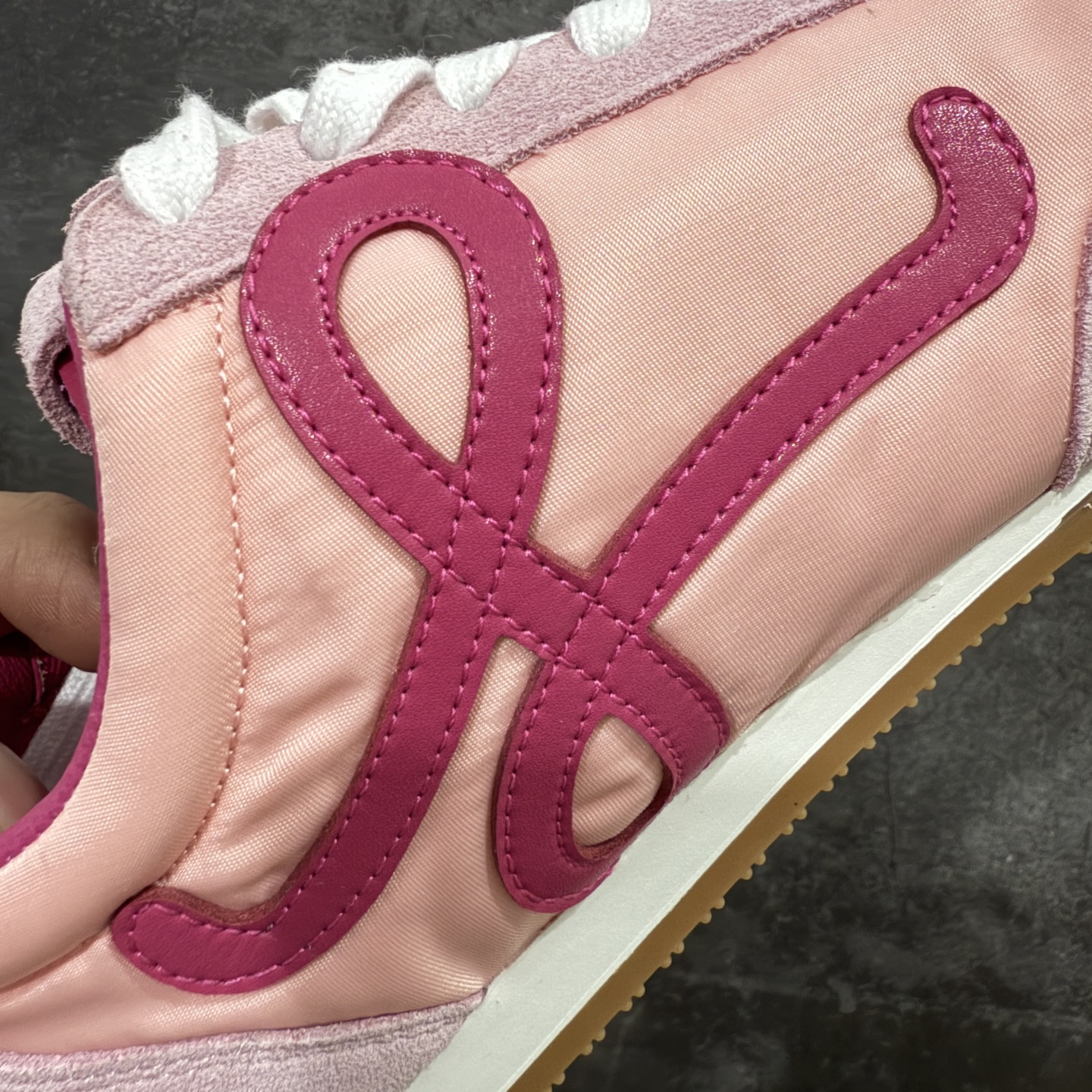 图片[3]-【海淘代购版】罗意威LOEWE 2025 | Ballet Runner2.0 新款芭蕾舞鞋 目前市场最优品质 细节完美 裁边清洁度超高 无毛边 代购专供品质 原版私模大底 版型和材质均1比1完美复刻 内里全包头层小羊皮 作为LOEWE的标志性设计 超柔软，轻便且灵活的鞋底，新的波浪纹理橡胶外底，延伸至鞋头，升级的柔软皮革内衬和鞋床，提供最大舒适感，后跟有3D注塑橡胶徽标，真皮和皮料混搭彰显复古风格 内增高拼色德训鞋 阿甘鞋 小白鞋 拼色拼接鞋面 非常高级隐藏式小内增高 脚后跟设计新颖 柔软舒适 会被评为年度最舒适的暴走鞋 如履平地 原版细节 鞋面由进口麂皮 牛皮 原版布拼接 牛皮垫脚 原版定制磨具组合大底 原盒包装 ms内娱明星杨幂等众多同款上脚 小红书 一系列素材图 极具爆款。 尺码 35-40-选品中心