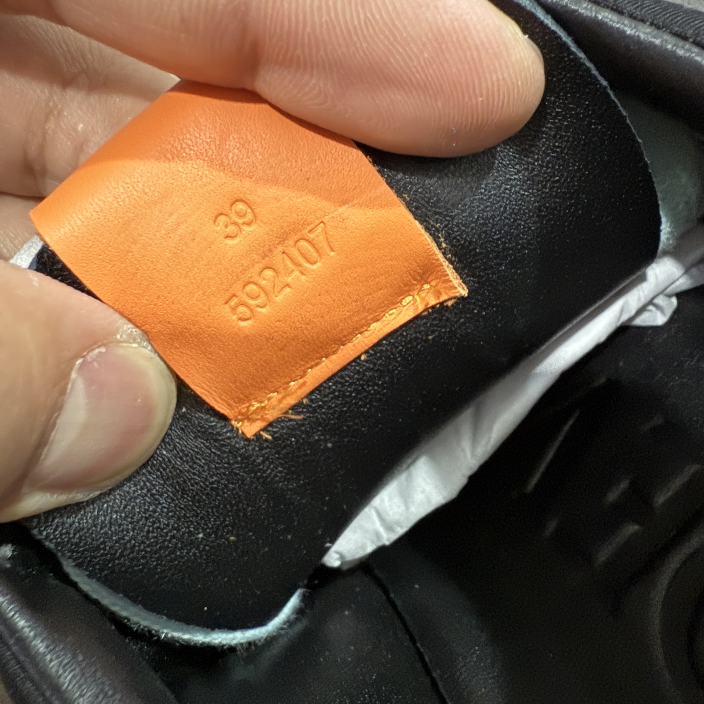 图片[6]-【海淘代购版】罗意威LOEWE 2025 | Ballet Runner2.0 新款芭蕾舞鞋 目前市场最优品质 细节完美 裁边清洁度超高 无毛边 代购专供品质 原版私模大底 版型和材质均1比1完美复刻 内里全包头层小羊皮 作为LOEWE的标志性设计 超柔软，轻便且灵活的鞋底，新的波浪纹理橡胶外底，延伸至鞋头，升级的柔软皮革内衬和鞋床，提供最大舒适感，后跟有3D注塑橡胶徽标，真皮和皮料混搭彰显复古风格 内增高拼色德训鞋 阿甘鞋 小白鞋 拼色拼接鞋面 非常高级隐藏式小内增高 脚后跟设计新颖 柔软舒适 会被评为年度最舒适的暴走鞋 如履平地 原版细节 鞋面由进口麂皮 牛皮 原版布拼接 牛皮垫脚 原版定制磨具组合大底 原盒包装 ms内娱明星杨幂等众多同款上脚 小红书 一系列素材图 极具爆款。 尺码 35-45-选品中心