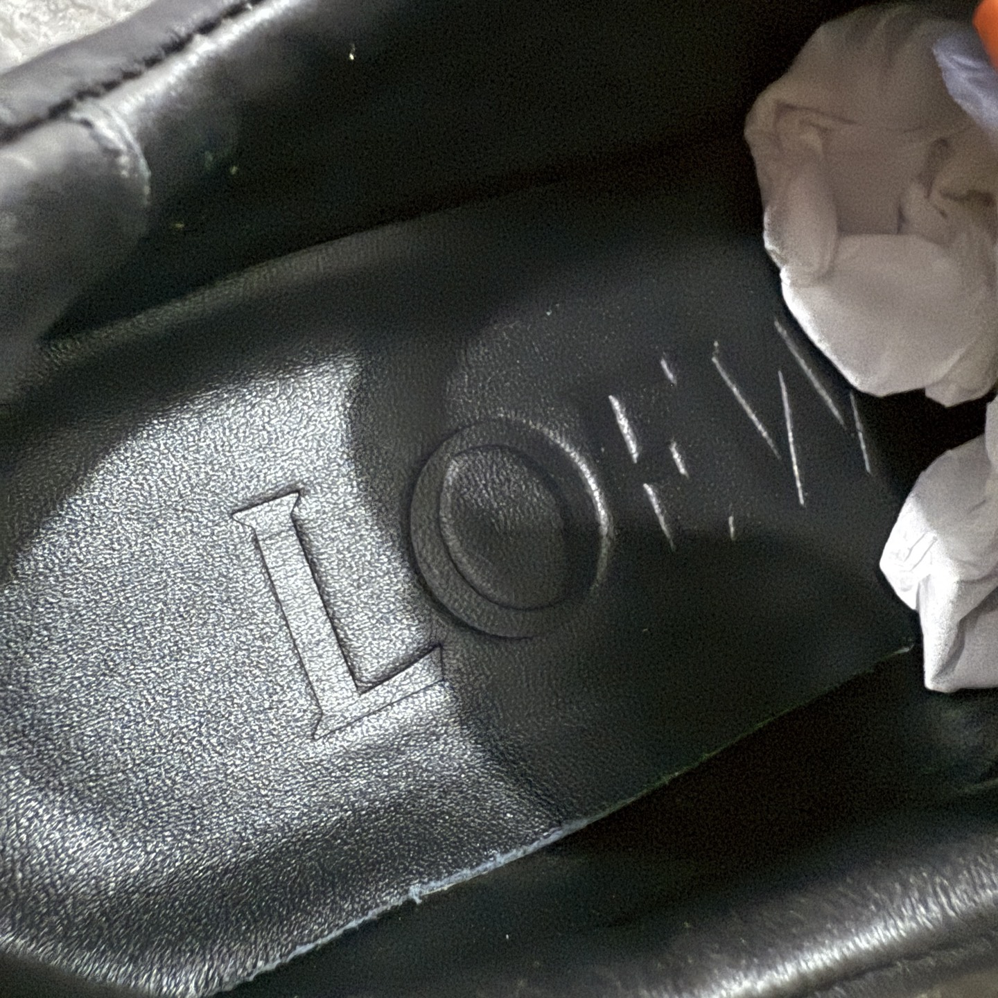 图片[7]-【海淘代购版】罗意威LOEWE 2025 | Ballet Runner2.0 新款芭蕾舞鞋 目前市场最优品质 细节完美 裁边清洁度超高 无毛边 代购专供品质 原版私模大底 版型和材质均1比1完美复刻 内里全包头层小羊皮 作为LOEWE的标志性设计 超柔软，轻便且灵活的鞋底，新的波浪纹理橡胶外底，延伸至鞋头，升级的柔软皮革内衬和鞋床，提供最大舒适感，后跟有3D注塑橡胶徽标，真皮和皮料混搭彰显复古风格 内增高拼色德训鞋 阿甘鞋 小白鞋 拼色拼接鞋面 非常高级隐藏式小内增高 脚后跟设计新颖 柔软舒适 会被评为年度最舒适的暴走鞋 如履平地 原版细节 鞋面由进口麂皮 牛皮 原版布拼接 牛皮垫脚 原版定制磨具组合大底 原盒包装 ms内娱明星杨幂等众多同款上脚 小红书 一系列素材图 极具爆款。 尺码 35-45-选品中心