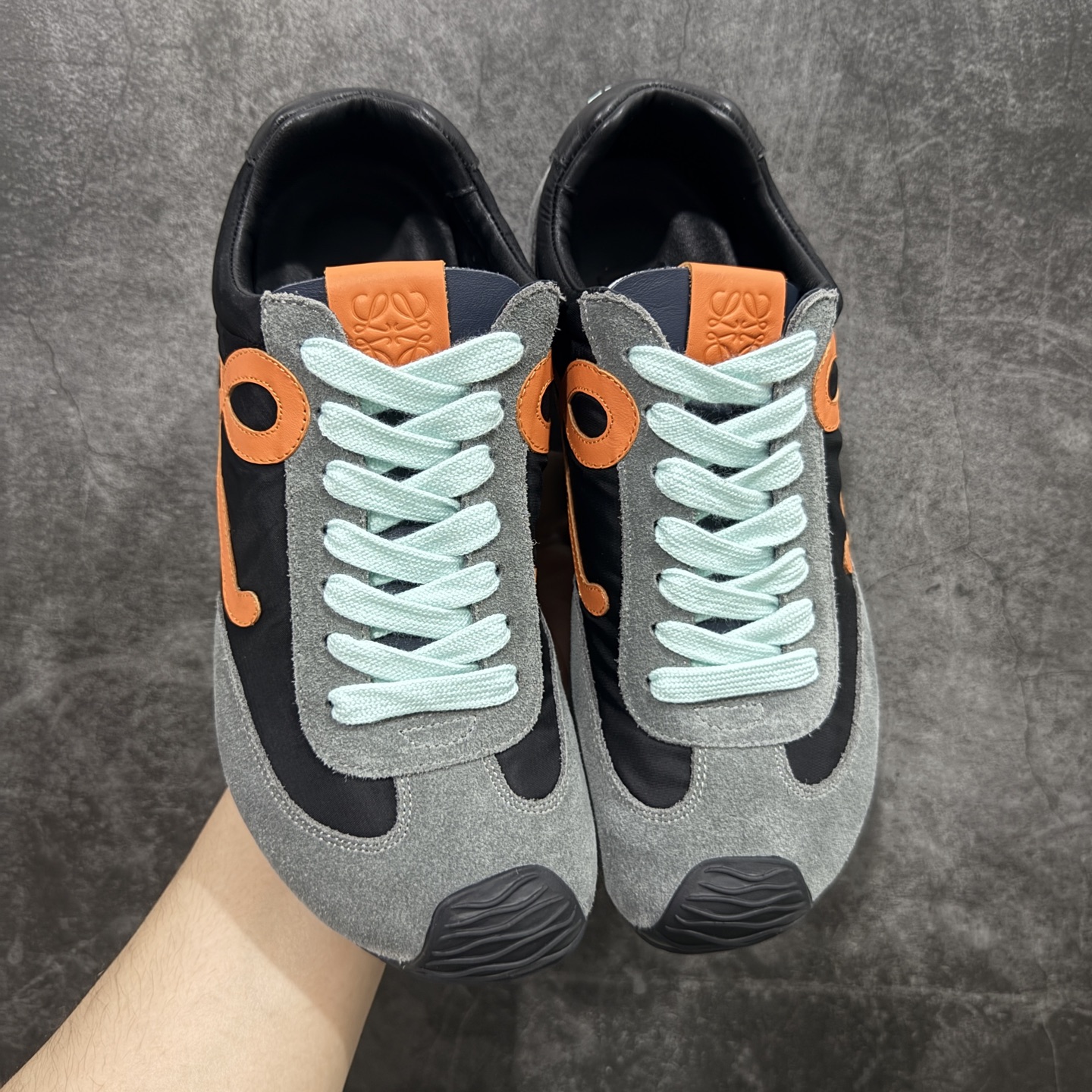 图片[9]-【海淘代购版】罗意威LOEWE 2025 | Ballet Runner2.0 新款芭蕾舞鞋 目前市场最优品质 细节完美 裁边清洁度超高 无毛边 代购专供品质 原版私模大底 版型和材质均1比1完美复刻 内里全包头层小羊皮 作为LOEWE的标志性设计 超柔软，轻便且灵活的鞋底，新的波浪纹理橡胶外底，延伸至鞋头，升级的柔软皮革内衬和鞋床，提供最大舒适感，后跟有3D注塑橡胶徽标，真皮和皮料混搭彰显复古风格 内增高拼色德训鞋 阿甘鞋 小白鞋 拼色拼接鞋面 非常高级隐藏式小内增高 脚后跟设计新颖 柔软舒适 会被评为年度最舒适的暴走鞋 如履平地 原版细节 鞋面由进口麂皮 牛皮 原版布拼接 牛皮垫脚 原版定制磨具组合大底 原盒包装 ms内娱明星杨幂等众多同款上脚 小红书 一系列素材图 极具爆款。 尺码 35-45-选品中心