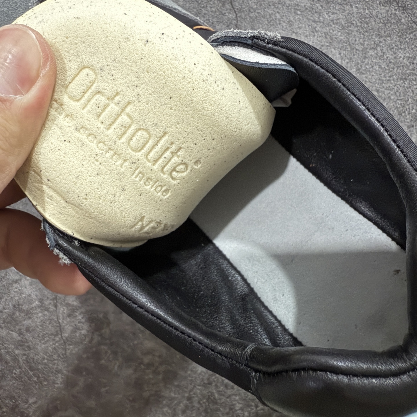 图片[8]-【海淘代购版】罗意威LOEWE 2025 | Ballet Runner2.0 新款芭蕾舞鞋 目前市场最优品质 细节完美 裁边清洁度超高 无毛边 代购专供品质 原版私模大底 版型和材质均1比1完美复刻 内里全包头层小羊皮 作为LOEWE的标志性设计 超柔软，轻便且灵活的鞋底，新的波浪纹理橡胶外底，延伸至鞋头，升级的柔软皮革内衬和鞋床，提供最大舒适感，后跟有3D注塑橡胶徽标，真皮和皮料混搭彰显复古风格 内增高拼色德训鞋 阿甘鞋 小白鞋 拼色拼接鞋面 非常高级隐藏式小内增高 脚后跟设计新颖 柔软舒适 会被评为年度最舒适的暴走鞋 如履平地 原版细节 鞋面由进口麂皮 牛皮 原版布拼接 牛皮垫脚 原版定制磨具组合大底 原盒包装 ms内娱明星杨幂等众多同款上脚 小红书 一系列素材图 极具爆款。 尺码 35-45-选品中心