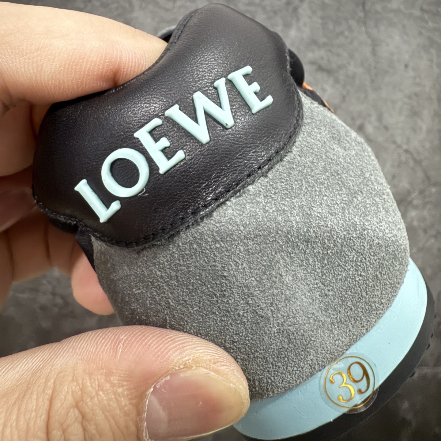 图片[2]-【海淘代购版】罗意威LOEWE 2025 | Ballet Runner2.0 新款芭蕾舞鞋 目前市场最优品质 细节完美 裁边清洁度超高 无毛边 代购专供品质 原版私模大底 版型和材质均1比1完美复刻 内里全包头层小羊皮 作为LOEWE的标志性设计 超柔软，轻便且灵活的鞋底，新的波浪纹理橡胶外底，延伸至鞋头，升级的柔软皮革内衬和鞋床，提供最大舒适感，后跟有3D注塑橡胶徽标，真皮和皮料混搭彰显复古风格 内增高拼色德训鞋 阿甘鞋 小白鞋 拼色拼接鞋面 非常高级隐藏式小内增高 脚后跟设计新颖 柔软舒适 会被评为年度最舒适的暴走鞋 如履平地 原版细节 鞋面由进口麂皮 牛皮 原版布拼接 牛皮垫脚 原版定制磨具组合大底 原盒包装 ms内娱明星杨幂等众多同款上脚 小红书 一系列素材图 极具爆款。 尺码 35-45-选品中心