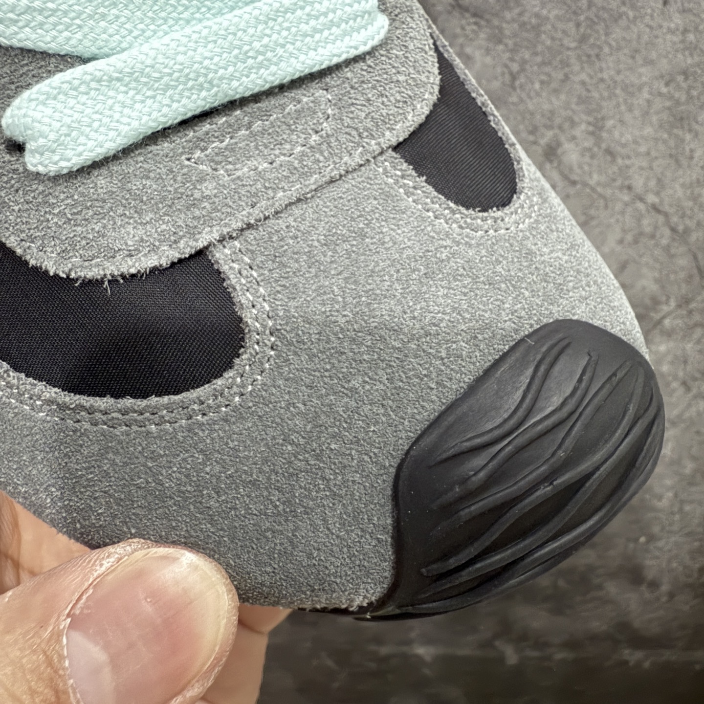 图片[4]-【海淘代购版】罗意威LOEWE 2025 | Ballet Runner2.0 新款芭蕾舞鞋 目前市场最优品质 细节完美 裁边清洁度超高 无毛边 代购专供品质 原版私模大底 版型和材质均1比1完美复刻 内里全包头层小羊皮 作为LOEWE的标志性设计 超柔软，轻便且灵活的鞋底，新的波浪纹理橡胶外底，延伸至鞋头，升级的柔软皮革内衬和鞋床，提供最大舒适感，后跟有3D注塑橡胶徽标，真皮和皮料混搭彰显复古风格 内增高拼色德训鞋 阿甘鞋 小白鞋 拼色拼接鞋面 非常高级隐藏式小内增高 脚后跟设计新颖 柔软舒适 会被评为年度最舒适的暴走鞋 如履平地 原版细节 鞋面由进口麂皮 牛皮 原版布拼接 牛皮垫脚 原版定制磨具组合大底 原盒包装 ms内娱明星杨幂等众多同款上脚 小红书 一系列素材图 极具爆款。 尺码 35-45-选品中心