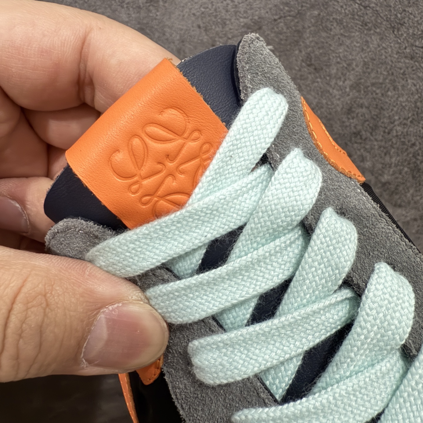 图片[5]-【海淘代购版】罗意威LOEWE 2025 | Ballet Runner2.0 新款芭蕾舞鞋 目前市场最优品质 细节完美 裁边清洁度超高 无毛边 代购专供品质 原版私模大底 版型和材质均1比1完美复刻 内里全包头层小羊皮 作为LOEWE的标志性设计 超柔软，轻便且灵活的鞋底，新的波浪纹理橡胶外底，延伸至鞋头，升级的柔软皮革内衬和鞋床，提供最大舒适感，后跟有3D注塑橡胶徽标，真皮和皮料混搭彰显复古风格 内增高拼色德训鞋 阿甘鞋 小白鞋 拼色拼接鞋面 非常高级隐藏式小内增高 脚后跟设计新颖 柔软舒适 会被评为年度最舒适的暴走鞋 如履平地 原版细节 鞋面由进口麂皮 牛皮 原版布拼接 牛皮垫脚 原版定制磨具组合大底 原盒包装 ms内娱明星杨幂等众多同款上脚 小红书 一系列素材图 极具爆款。 尺码 35-45-选品中心