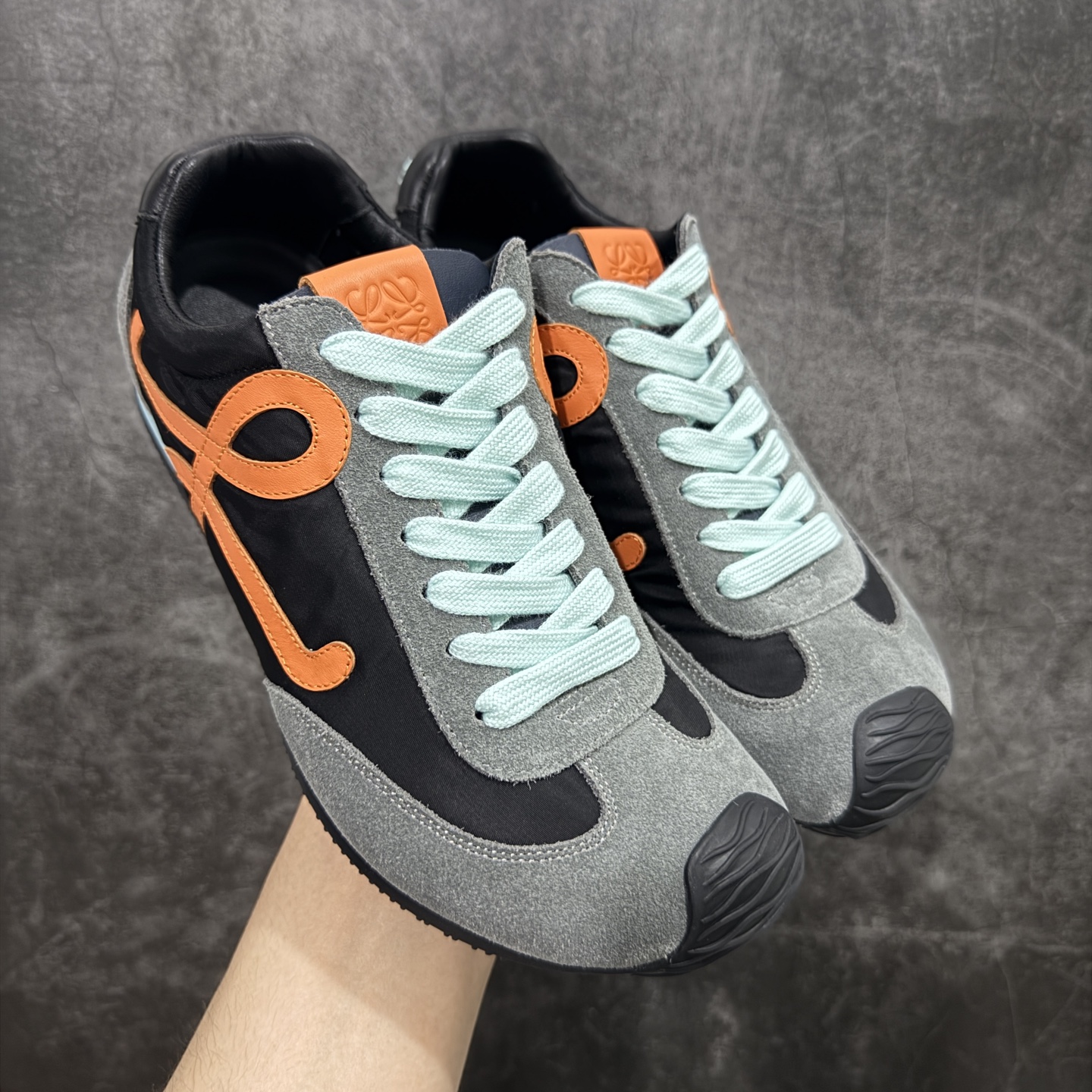 【海淘代购版】罗意威LOEWE 2025 | Ballet Runner2.0 新款芭蕾舞鞋 目前市场最优品质 细节完美 裁边清洁度超高 无毛边 代购专供品质 原版私模大底 版型和材质均1比1完美复刻 内里全包头层小羊皮 作为LOEWE的标志性设计 超柔软,轻便且灵活的鞋底,新的波浪纹理橡胶外底,延伸至鞋头,升级的柔软皮革内衬和鞋床,提供最大舒适感,后跟有3D注塑橡胶徽标,真皮和皮料混搭彰显复古风格 内增高拼色德训鞋 阿甘鞋 小白鞋 拼色拼接鞋面 非常高级隐藏式小内增高 脚后跟设计新颖 柔软舒适 会被评为年度最舒适的暴走鞋 如履平地 原版细节 鞋面由进口麂皮 牛皮 原版布拼接 牛皮垫脚 原版定制磨具组合大底 原盒包装 ms内娱明星杨幂等众多同款上脚 小红书 一系列素材图 极具爆款。 尺码 35-45-选品中心