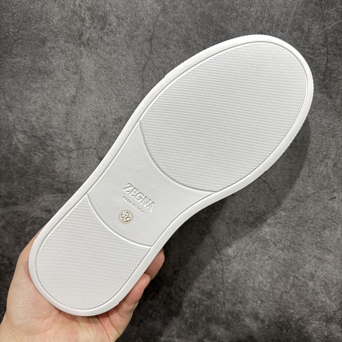 图片[9]-【顶级渠道版】杰尼亚TIZIANO低帮运动鞋 这款Tiziano低帮运动鞋摔花纹牛皮制成，饰以丰富的工艺细节，如骆马红棕色皮革嵌饰和手绘饰边。此优雅材质令这款动感十足的运动鞋转变为精致的休闲单品。耐用的橡胶鞋底可探索城市街道提供所有需的支持。 版型和产品细节：摔花纹牛皮面料，双色宽罗纹针织鞋带满足不同场合搭配不同风格，小牛皮内裡，鞋垫。内底、徽标压纹皮革中底，高弹力记忆鞋垫和超轻橡胶人字纹防滑鞋底，穿着舒服不凡。鞋底周圈加车大底边线。显得匠心十足。 尺码：3940414243444546-选品中心