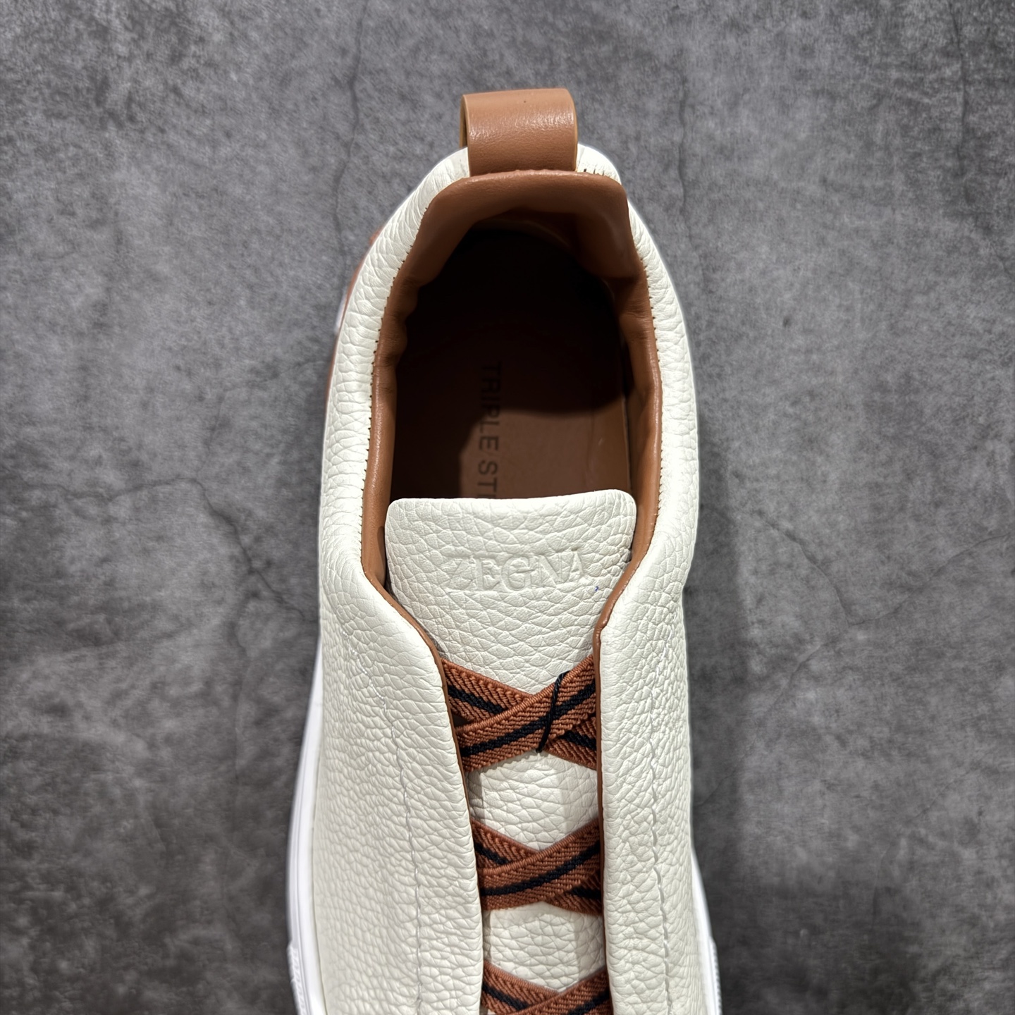 图片[8]-【顶级渠道版】杰尼亚TIZIANO低帮运动鞋 这款Tiziano低帮运动鞋摔花纹牛皮制成，饰以丰富的工艺细节，如骆马红棕色皮革嵌饰和手绘饰边。此优雅材质令这款动感十足的运动鞋转变为精致的休闲单品。耐用的橡胶鞋底可探索城市街道提供所有需的支持。 版型和产品细节：摔花纹牛皮面料，双色宽罗纹针织鞋带满足不同场合搭配不同风格，小牛皮内裡，鞋垫。内底、徽标压纹皮革中底，高弹力记忆鞋垫和超轻橡胶人字纹防滑鞋底，穿着舒服不凡。鞋底周圈加车大底边线。显得匠心十足。 尺码：3940414243444546-选品中心