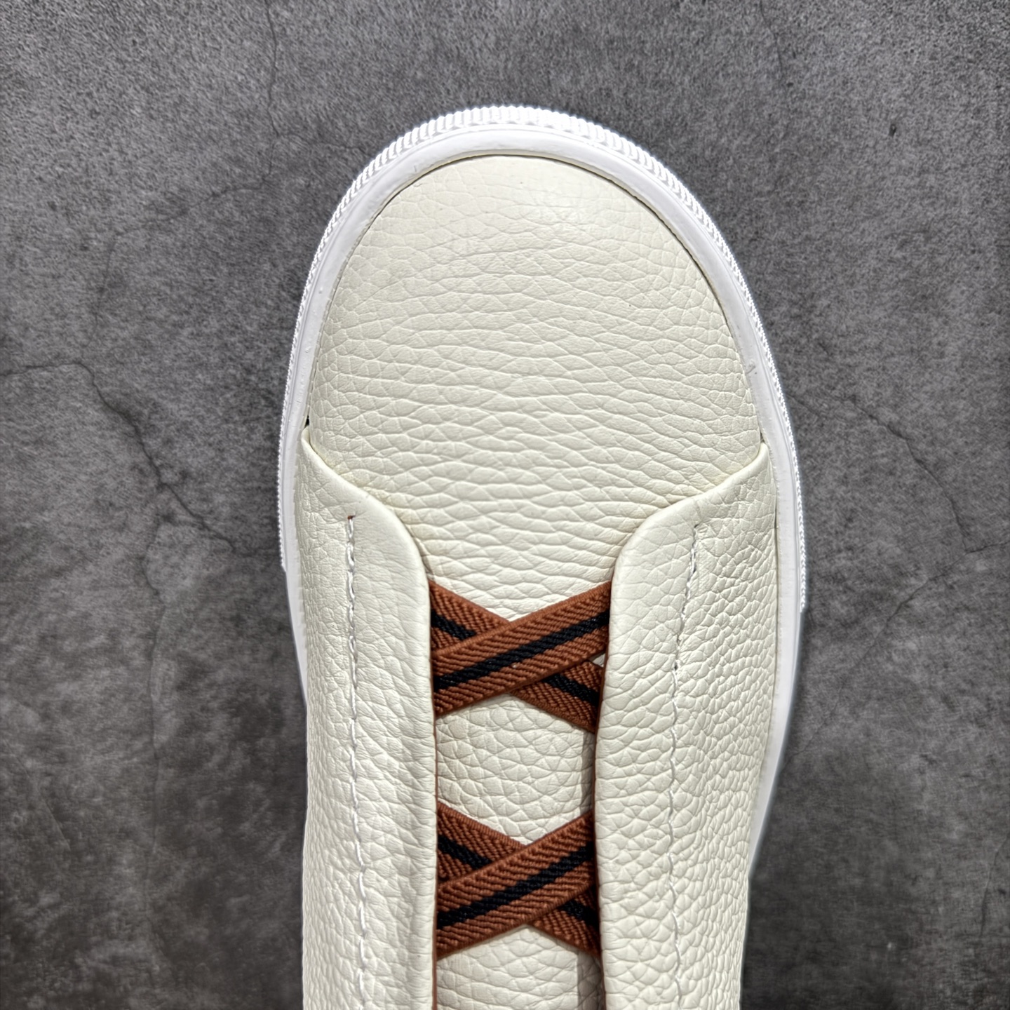 图片[5]-【顶级渠道版】杰尼亚TIZIANO低帮运动鞋 这款Tiziano低帮运动鞋摔花纹牛皮制成，饰以丰富的工艺细节，如骆马红棕色皮革嵌饰和手绘饰边。此优雅材质令这款动感十足的运动鞋转变为精致的休闲单品。耐用的橡胶鞋底可探索城市街道提供所有需的支持。 版型和产品细节：摔花纹牛皮面料，双色宽罗纹针织鞋带满足不同场合搭配不同风格，小牛皮内裡，鞋垫。内底、徽标压纹皮革中底，高弹力记忆鞋垫和超轻橡胶人字纹防滑鞋底，穿着舒服不凡。鞋底周圈加车大底边线。显得匠心十足。 尺码：3940414243444546-选品中心