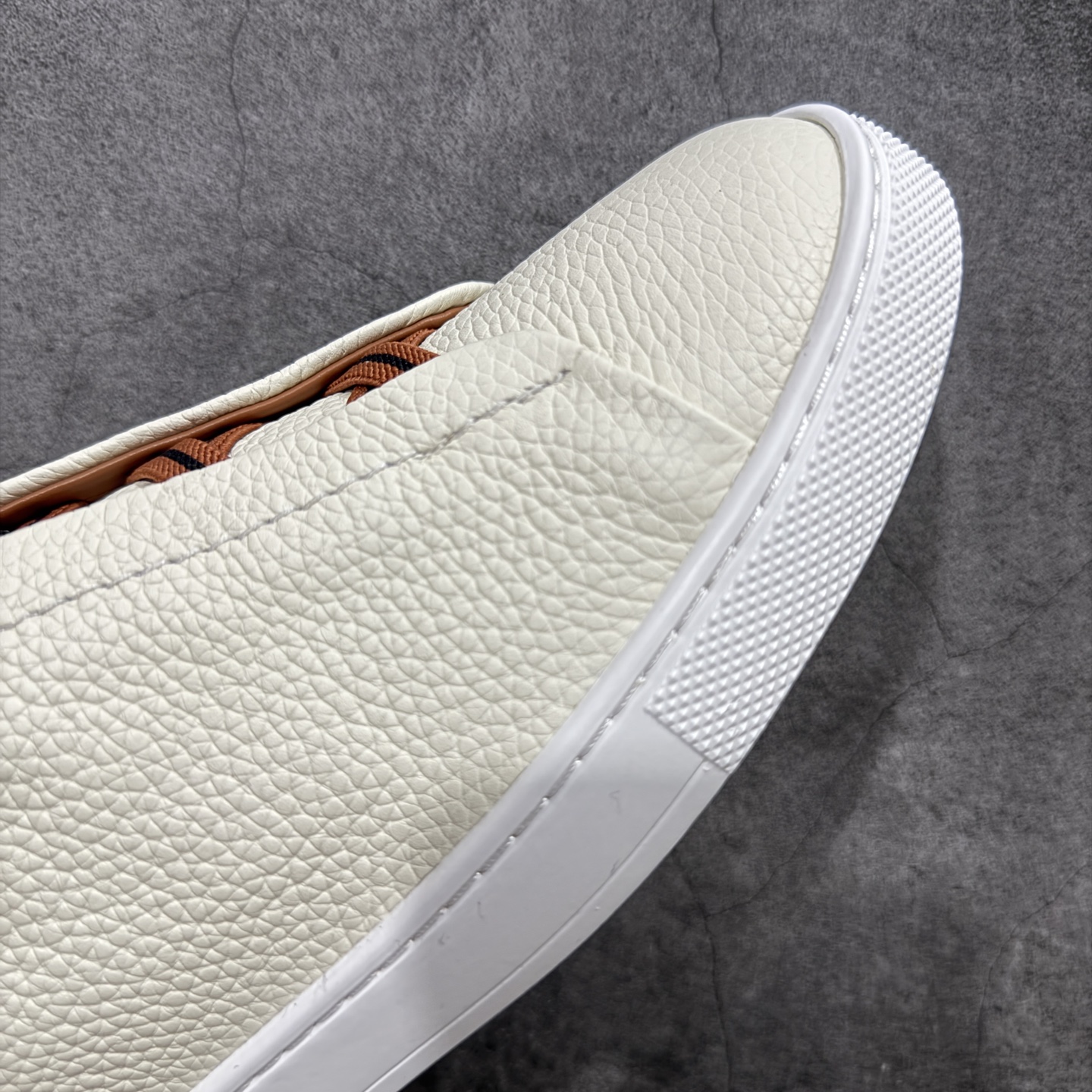 图片[6]-【顶级渠道版】杰尼亚TIZIANO低帮运动鞋 这款Tiziano低帮运动鞋摔花纹牛皮制成，饰以丰富的工艺细节，如骆马红棕色皮革嵌饰和手绘饰边。此优雅材质令这款动感十足的运动鞋转变为精致的休闲单品。耐用的橡胶鞋底可探索城市街道提供所有需的支持。 版型和产品细节：摔花纹牛皮面料，双色宽罗纹针织鞋带满足不同场合搭配不同风格，小牛皮内裡，鞋垫。内底、徽标压纹皮革中底，高弹力记忆鞋垫和超轻橡胶人字纹防滑鞋底，穿着舒服不凡。鞋底周圈加车大底边线。显得匠心十足。 尺码：3940414243444546-选品中心