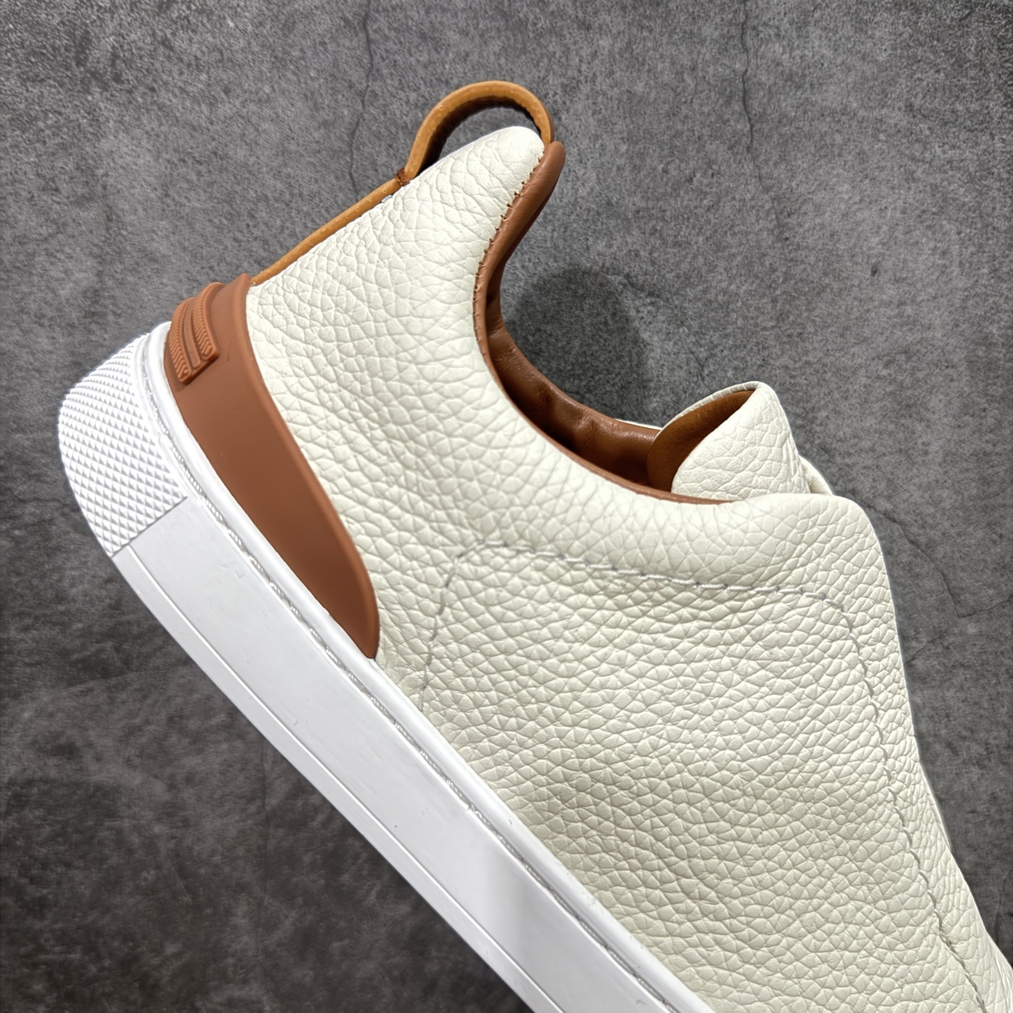 图片[7]-【顶级渠道版】杰尼亚TIZIANO低帮运动鞋 这款Tiziano低帮运动鞋摔花纹牛皮制成，饰以丰富的工艺细节，如骆马红棕色皮革嵌饰和手绘饰边。此优雅材质令这款动感十足的运动鞋转变为精致的休闲单品。耐用的橡胶鞋底可探索城市街道提供所有需的支持。 版型和产品细节：摔花纹牛皮面料，双色宽罗纹针织鞋带满足不同场合搭配不同风格，小牛皮内裡，鞋垫。内底、徽标压纹皮革中底，高弹力记忆鞋垫和超轻橡胶人字纹防滑鞋底，穿着舒服不凡。鞋底周圈加车大底边线。显得匠心十足。 尺码：3940414243444546-选品中心