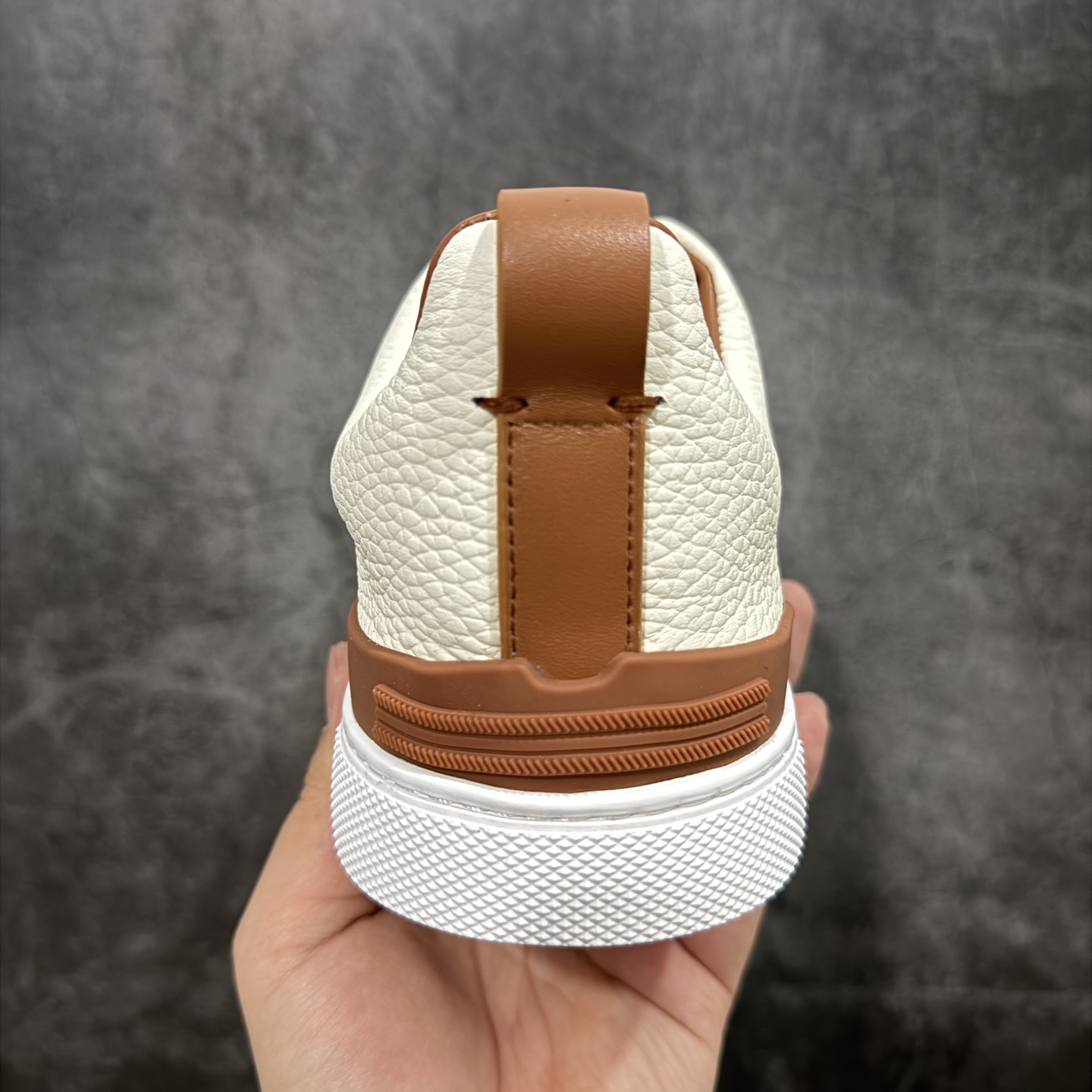 图片[4]-【顶级渠道版】杰尼亚TIZIANO低帮运动鞋 这款Tiziano低帮运动鞋摔花纹牛皮制成，饰以丰富的工艺细节，如骆马红棕色皮革嵌饰和手绘饰边。此优雅材质令这款动感十足的运动鞋转变为精致的休闲单品。耐用的橡胶鞋底可探索城市街道提供所有需的支持。 版型和产品细节：摔花纹牛皮面料，双色宽罗纹针织鞋带满足不同场合搭配不同风格，小牛皮内裡，鞋垫。内底、徽标压纹皮革中底，高弹力记忆鞋垫和超轻橡胶人字纹防滑鞋底，穿着舒服不凡。鞋底周圈加车大底边线。显得匠心十足。 尺码：3940414243444546-选品中心