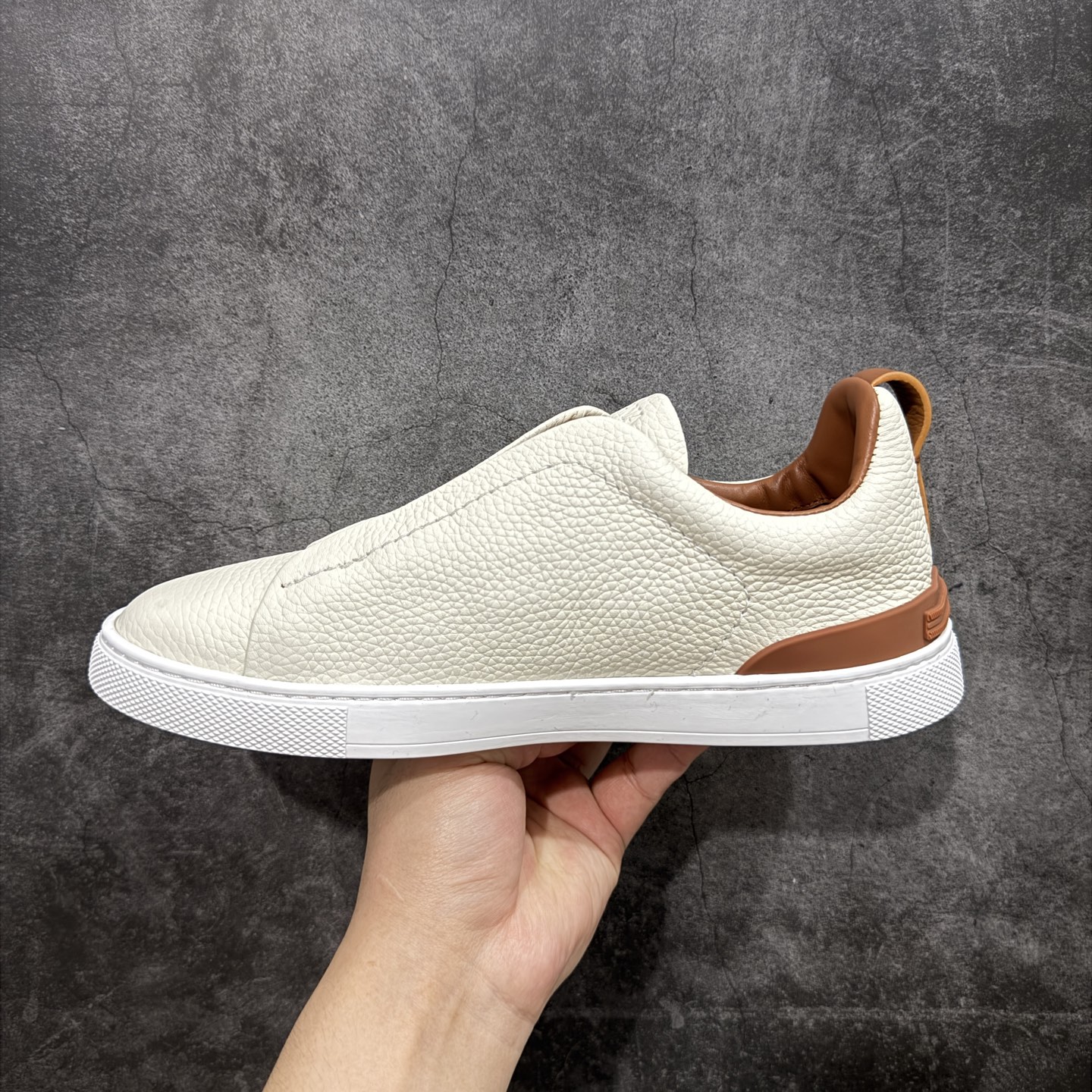 图片[2]-【顶级渠道版】杰尼亚TIZIANO低帮运动鞋 这款Tiziano低帮运动鞋摔花纹牛皮制成，饰以丰富的工艺细节，如骆马红棕色皮革嵌饰和手绘饰边。此优雅材质令这款动感十足的运动鞋转变为精致的休闲单品。耐用的橡胶鞋底可探索城市街道提供所有需的支持。 版型和产品细节：摔花纹牛皮面料，双色宽罗纹针织鞋带满足不同场合搭配不同风格，小牛皮内裡，鞋垫。内底、徽标压纹皮革中底，高弹力记忆鞋垫和超轻橡胶人字纹防滑鞋底，穿着舒服不凡。鞋底周圈加车大底边线。显得匠心十足。 尺码：3940414243444546-选品中心