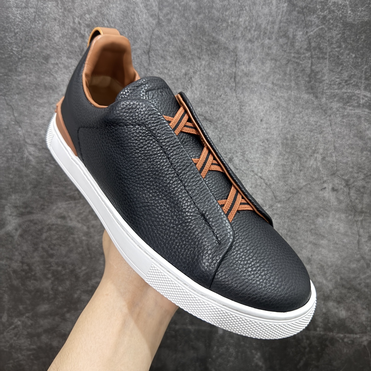 图片[3]-【顶级渠道版】杰尼亚TIZIANO低帮运动鞋 这款Tiziano低帮运动鞋摔花纹牛皮制成，饰以丰富的工艺细节，如骆马红棕色皮革嵌饰和手绘饰边。此优雅材质令这款动感十足的运动鞋转变为精致的休闲单品。耐用的橡胶鞋底可探索城市街道提供所有需的支持。 版型和产品细节：摔花纹牛皮面料，双色宽罗纹针织鞋带满足不同场合搭配不同风格，小牛皮内裡，鞋垫。内底、徽标压纹皮革中底，高弹力记忆鞋垫和超轻橡胶人字纹防滑鞋底，穿着舒服不凡。鞋底周圈加车大底边线。显得匠心十足。 尺码：3940414243444546-选品中心