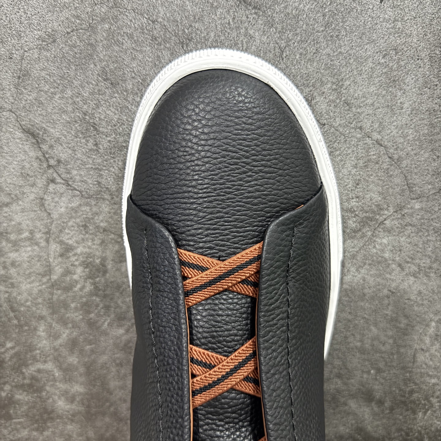 图片[5]-【顶级渠道版】杰尼亚TIZIANO低帮运动鞋 这款Tiziano低帮运动鞋摔花纹牛皮制成，饰以丰富的工艺细节，如骆马红棕色皮革嵌饰和手绘饰边。此优雅材质令这款动感十足的运动鞋转变为精致的休闲单品。耐用的橡胶鞋底可探索城市街道提供所有需的支持。 版型和产品细节：摔花纹牛皮面料，双色宽罗纹针织鞋带满足不同场合搭配不同风格，小牛皮内裡，鞋垫。内底、徽标压纹皮革中底，高弹力记忆鞋垫和超轻橡胶人字纹防滑鞋底，穿着舒服不凡。鞋底周圈加车大底边线。显得匠心十足。 尺码：3940414243444546-选品中心