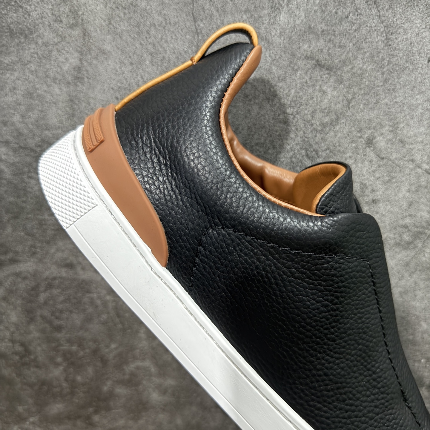 图片[7]-【顶级渠道版】杰尼亚TIZIANO低帮运动鞋 这款Tiziano低帮运动鞋摔花纹牛皮制成，饰以丰富的工艺细节，如骆马红棕色皮革嵌饰和手绘饰边。此优雅材质令这款动感十足的运动鞋转变为精致的休闲单品。耐用的橡胶鞋底可探索城市街道提供所有需的支持。 版型和产品细节：摔花纹牛皮面料，双色宽罗纹针织鞋带满足不同场合搭配不同风格，小牛皮内裡，鞋垫。内底、徽标压纹皮革中底，高弹力记忆鞋垫和超轻橡胶人字纹防滑鞋底，穿着舒服不凡。鞋底周圈加车大底边线。显得匠心十足。 尺码：3940414243444546-选品中心