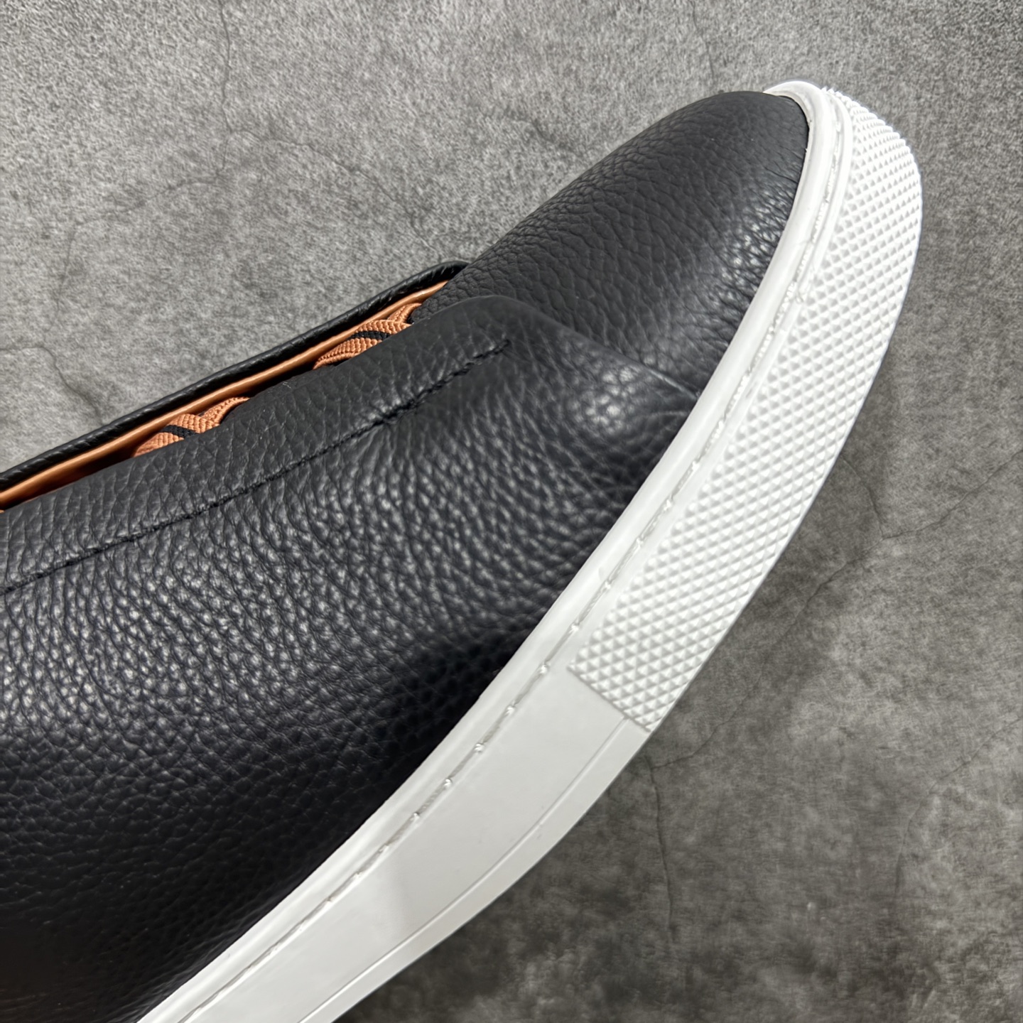 图片[6]-【顶级渠道版】杰尼亚TIZIANO低帮运动鞋 这款Tiziano低帮运动鞋摔花纹牛皮制成，饰以丰富的工艺细节，如骆马红棕色皮革嵌饰和手绘饰边。此优雅材质令这款动感十足的运动鞋转变为精致的休闲单品。耐用的橡胶鞋底可探索城市街道提供所有需的支持。 版型和产品细节：摔花纹牛皮面料，双色宽罗纹针织鞋带满足不同场合搭配不同风格，小牛皮内裡，鞋垫。内底、徽标压纹皮革中底，高弹力记忆鞋垫和超轻橡胶人字纹防滑鞋底，穿着舒服不凡。鞋底周圈加车大底边线。显得匠心十足。 尺码：3940414243444546-选品中心