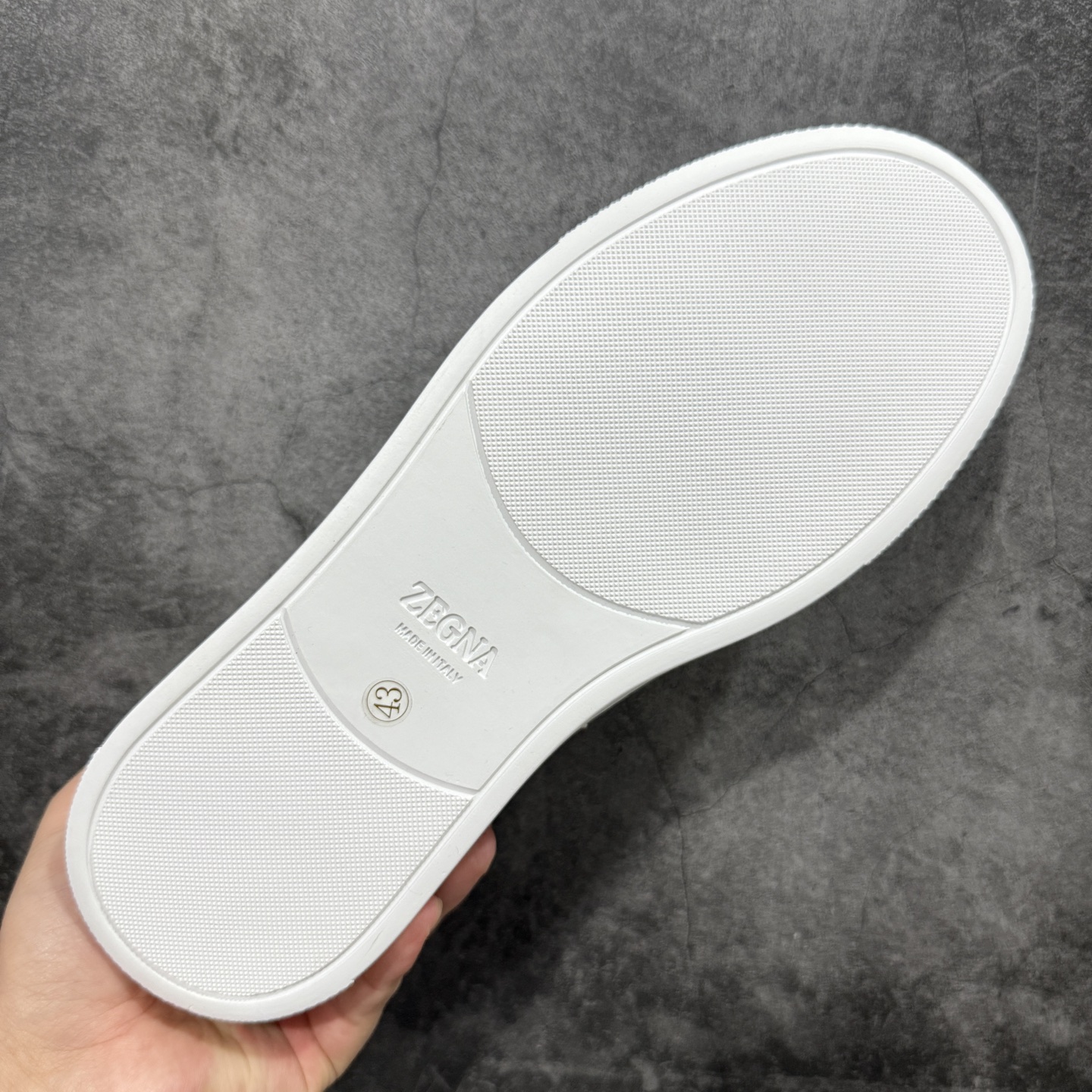 图片[9]-【顶级渠道版】杰尼亚TIZIANO低帮运动鞋 这款Tiziano低帮运动鞋摔花纹牛皮制成，饰以丰富的工艺细节，如骆马红棕色皮革嵌饰和手绘饰边。此优雅材质令这款动感十足的运动鞋转变为精致的休闲单品。耐用的橡胶鞋底可探索城市街道提供所有需的支持。 版型和产品细节：摔花纹牛皮面料，双色宽罗纹针织鞋带满足不同场合搭配不同风格，小牛皮内裡，鞋垫。内底、徽标压纹皮革中底，高弹力记忆鞋垫和超轻橡胶人字纹防滑鞋底，穿着舒服不凡。鞋底周圈加车大底边线。显得匠心十足。 尺码：3940414243444546-选品中心