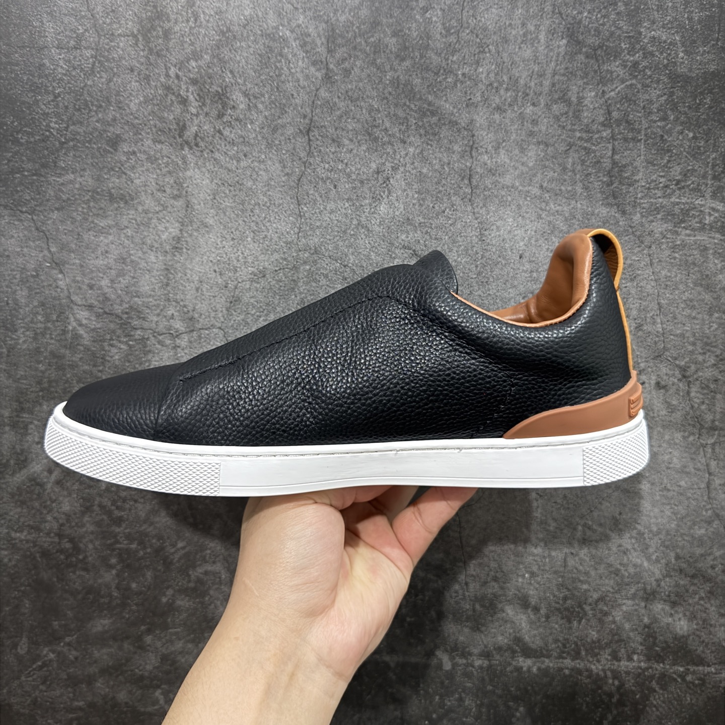 图片[2]-【顶级渠道版】杰尼亚TIZIANO低帮运动鞋 这款Tiziano低帮运动鞋摔花纹牛皮制成，饰以丰富的工艺细节，如骆马红棕色皮革嵌饰和手绘饰边。此优雅材质令这款动感十足的运动鞋转变为精致的休闲单品。耐用的橡胶鞋底可探索城市街道提供所有需的支持。 版型和产品细节：摔花纹牛皮面料，双色宽罗纹针织鞋带满足不同场合搭配不同风格，小牛皮内裡，鞋垫。内底、徽标压纹皮革中底，高弹力记忆鞋垫和超轻橡胶人字纹防滑鞋底，穿着舒服不凡。鞋底周圈加车大底边线。显得匠心十足。 尺码：3940414243444546-选品中心