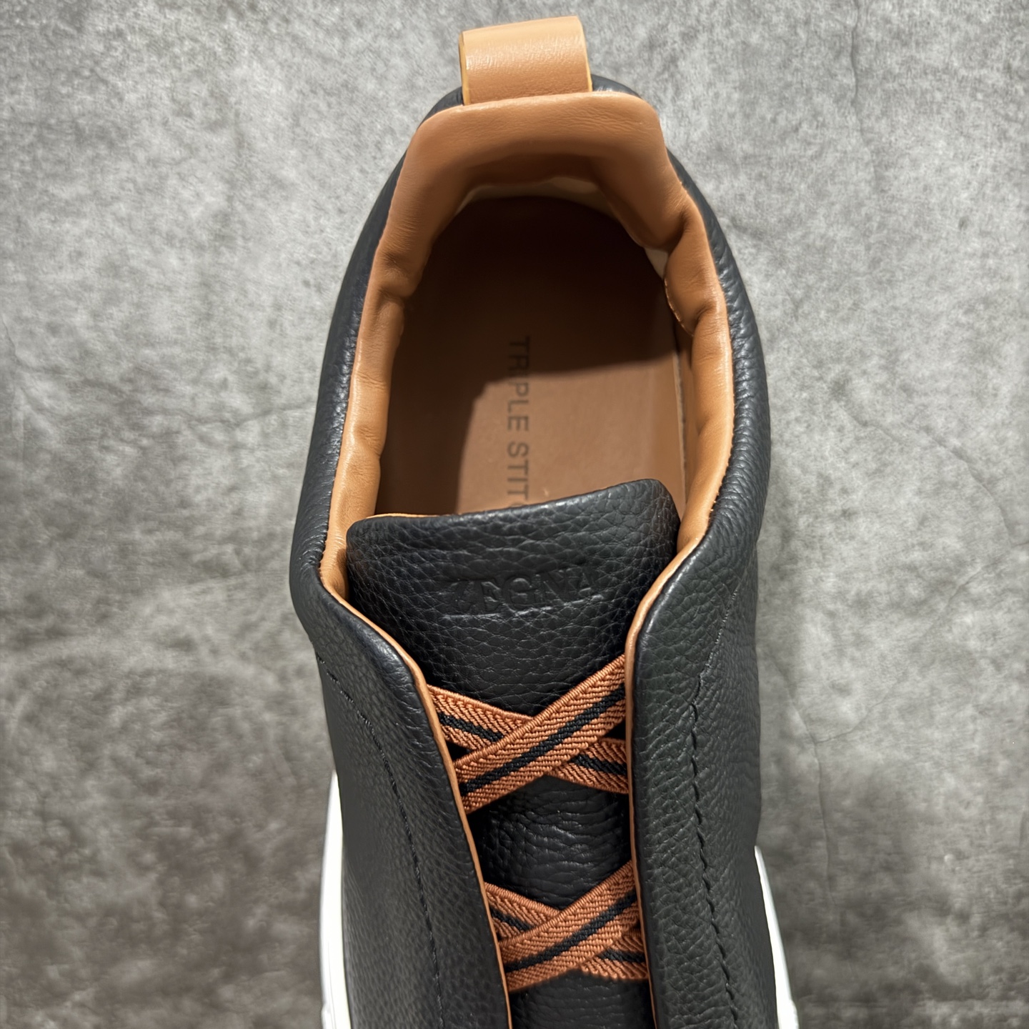 图片[8]-【顶级渠道版】杰尼亚TIZIANO低帮运动鞋 这款Tiziano低帮运动鞋摔花纹牛皮制成，饰以丰富的工艺细节，如骆马红棕色皮革嵌饰和手绘饰边。此优雅材质令这款动感十足的运动鞋转变为精致的休闲单品。耐用的橡胶鞋底可探索城市街道提供所有需的支持。 版型和产品细节：摔花纹牛皮面料，双色宽罗纹针织鞋带满足不同场合搭配不同风格，小牛皮内裡，鞋垫。内底、徽标压纹皮革中底，高弹力记忆鞋垫和超轻橡胶人字纹防滑鞋底，穿着舒服不凡。鞋底周圈加车大底边线。显得匠心十足。 尺码：3940414243444546-选品中心