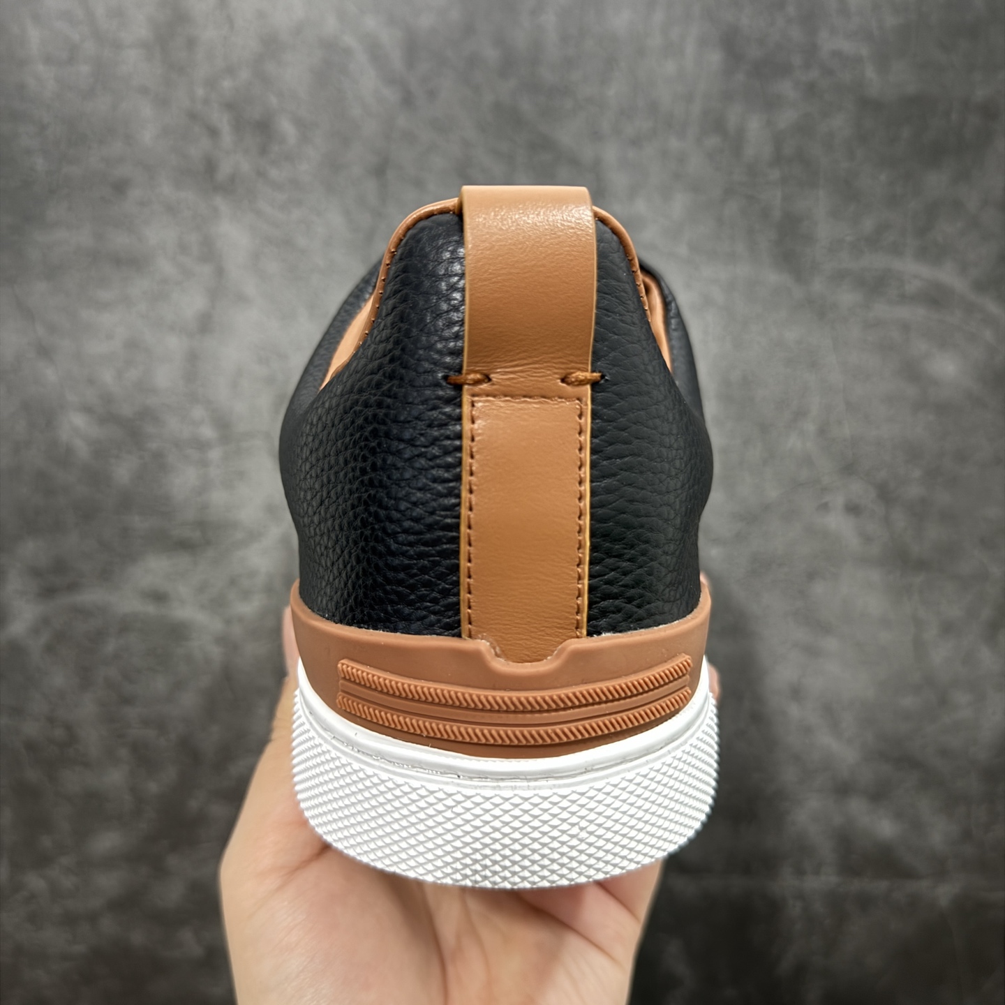 图片[4]-【顶级渠道版】杰尼亚TIZIANO低帮运动鞋 这款Tiziano低帮运动鞋摔花纹牛皮制成，饰以丰富的工艺细节，如骆马红棕色皮革嵌饰和手绘饰边。此优雅材质令这款动感十足的运动鞋转变为精致的休闲单品。耐用的橡胶鞋底可探索城市街道提供所有需的支持。 版型和产品细节：摔花纹牛皮面料，双色宽罗纹针织鞋带满足不同场合搭配不同风格，小牛皮内裡，鞋垫。内底、徽标压纹皮革中底，高弹力记忆鞋垫和超轻橡胶人字纹防滑鞋底，穿着舒服不凡。鞋底周圈加车大底边线。显得匠心十足。 尺码：3940414243444546-选品中心